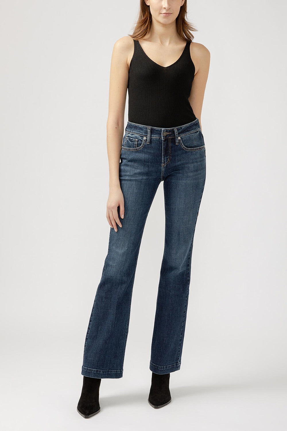 Suki is the best-selling Silver Jeans Co. curvy fit, now made with Luxe Stretch denim. Designed to enhance curves, this pair creates a flattering silhouette with ease in the hip and thigh to hug every angle. The classic mid rise is comfortable, and the contoured waistband ensures a zero-gap fit.