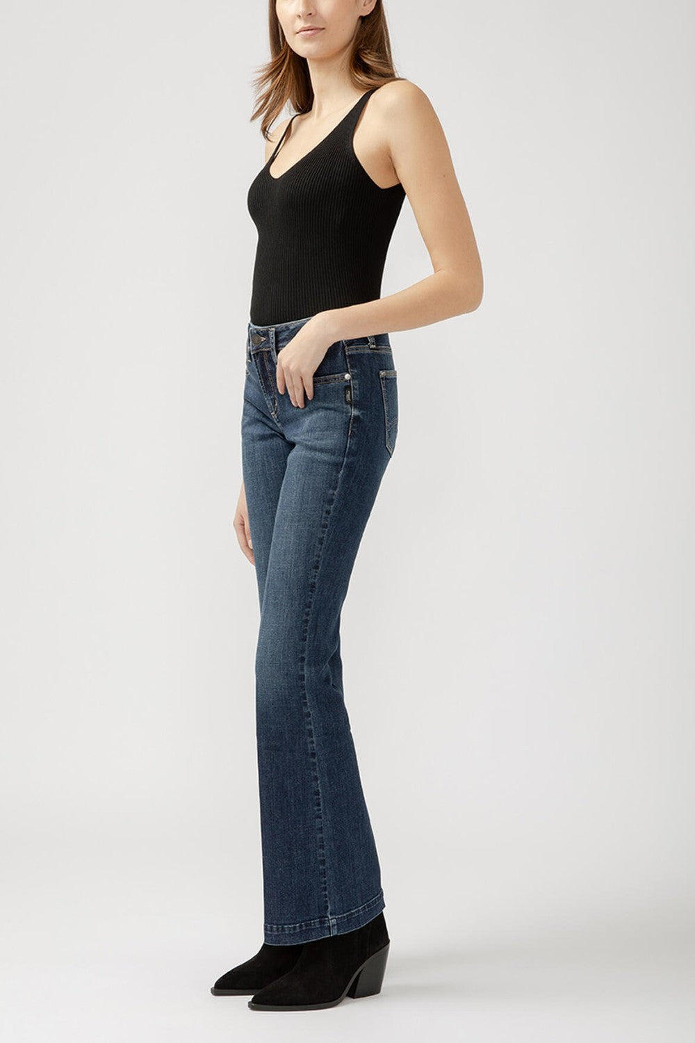 Suki is the best-selling Silver Jeans Co. curvy fit, now made with Luxe Stretch denim. Designed to enhance curves, this pair creates a flattering silhouette with ease in the hip and thigh to hug every angle. The classic mid rise is comfortable, and the contoured waistband ensures a zero-gap fit.