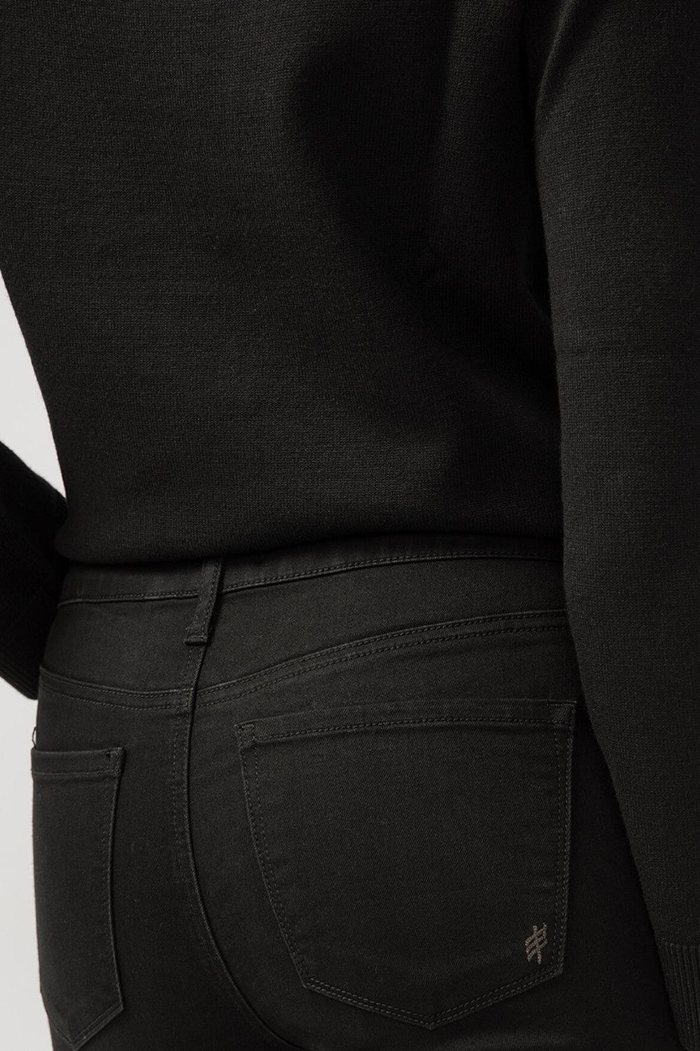 Suki is the best-selling Silver Jeans Co. curvy fit, now made with Luxe Stretch denim. Designed to enhance curves, this pair creates a flattering silhouette with ease in the hip and thigh to hug every angle. The classic mid rise is comfortable, and the contoured waistband ensures a zero-gap fit.