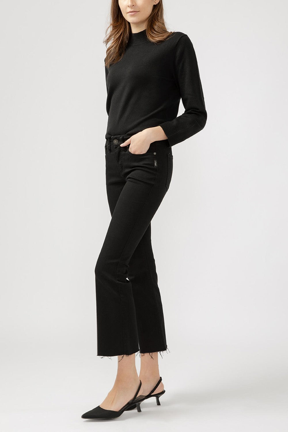 Suki is the best-selling Silver Jeans Co. curvy fit, now made with Luxe Stretch denim. Designed to enhance curves, this pair creates a flattering silhouette with ease in the hip and thigh to hug every angle. The classic mid rise is comfortable, and the contoured waistband ensures a zero-gap fit.