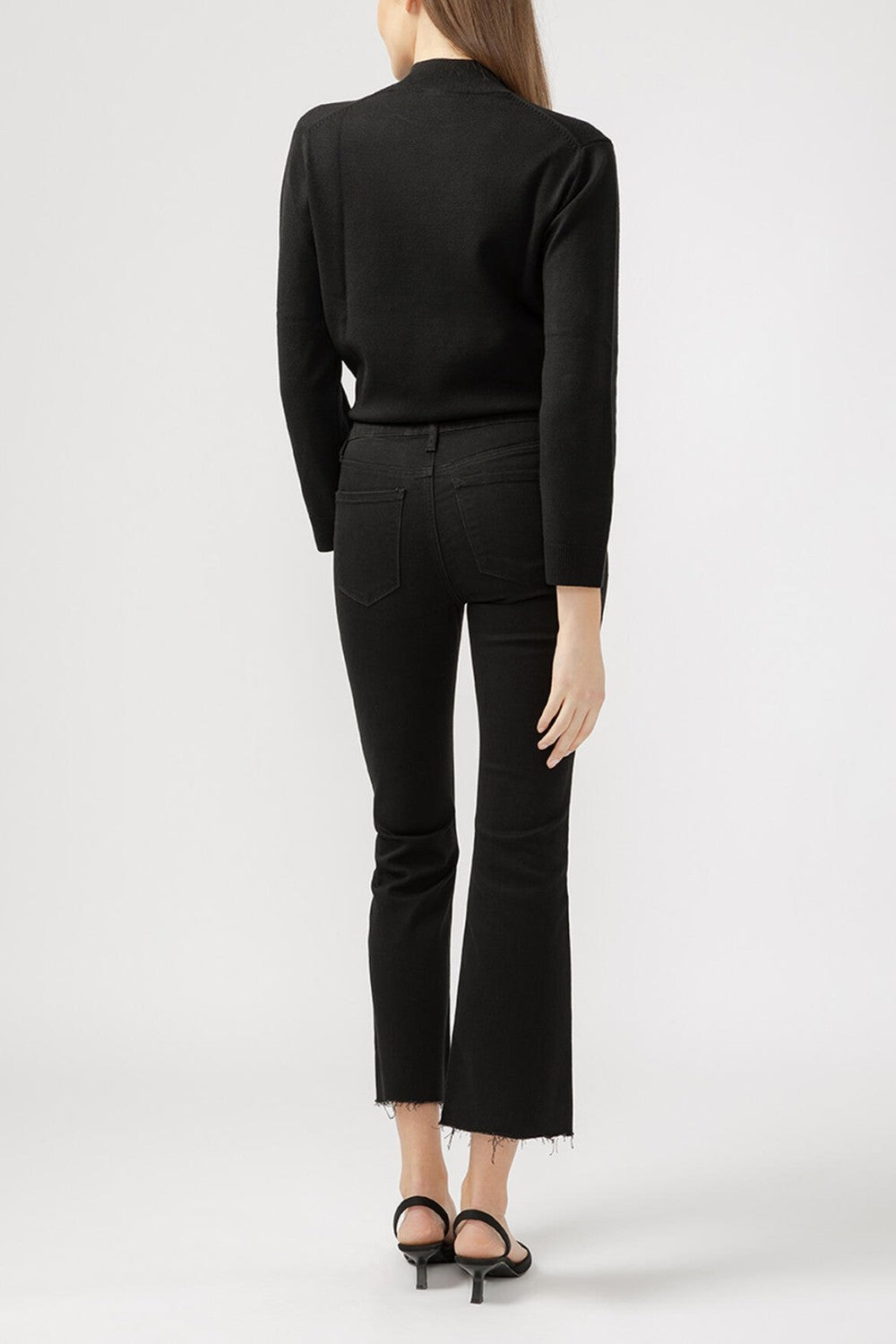 Suki is the best-selling Silver Jeans Co. curvy fit, now made with Luxe Stretch denim. Designed to enhance curves, this pair creates a flattering silhouette with ease in the hip and thigh to hug every angle. The classic mid rise is comfortable, and the contoured waistband ensures a zero-gap fit.