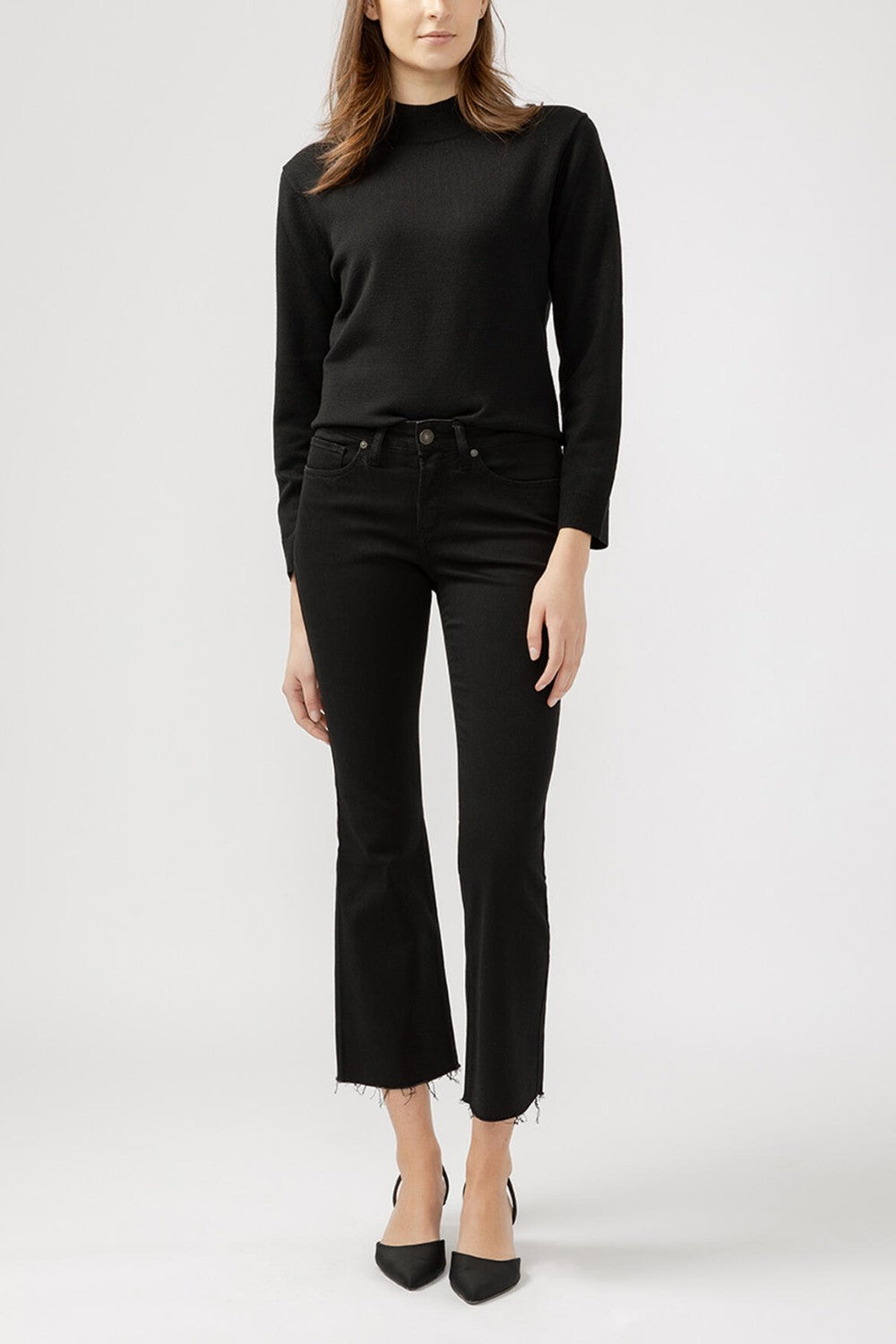 Suki is the best-selling Silver Jeans Co. curvy fit, now made with Luxe Stretch denim. Designed to enhance curves, this pair creates a flattering silhouette with ease in the hip and thigh to hug every angle. The classic mid rise is comfortable, and the contoured waistband ensures a zero-gap fit.