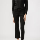 Suki is the best-selling Silver Jeans Co. curvy fit, now made with Luxe Stretch denim. Designed to enhance curves, this pair creates a flattering silhouette with ease in the hip and thigh to hug every angle. The classic mid rise is comfortable, and the contoured waistband ensures a zero-gap fit.