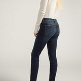 Suki is the bestselling Silver Jeans Co. curvy fit for good reason, and is now made with Luxe Stretch denim. Designed to enhance your shape, these beloved women’s jeans create a flattering silhouette—with ease in the hip and thigh to hug every angle. The classic mid rise is comfortable, and the contoured waistband ensures a zero-gap fit.