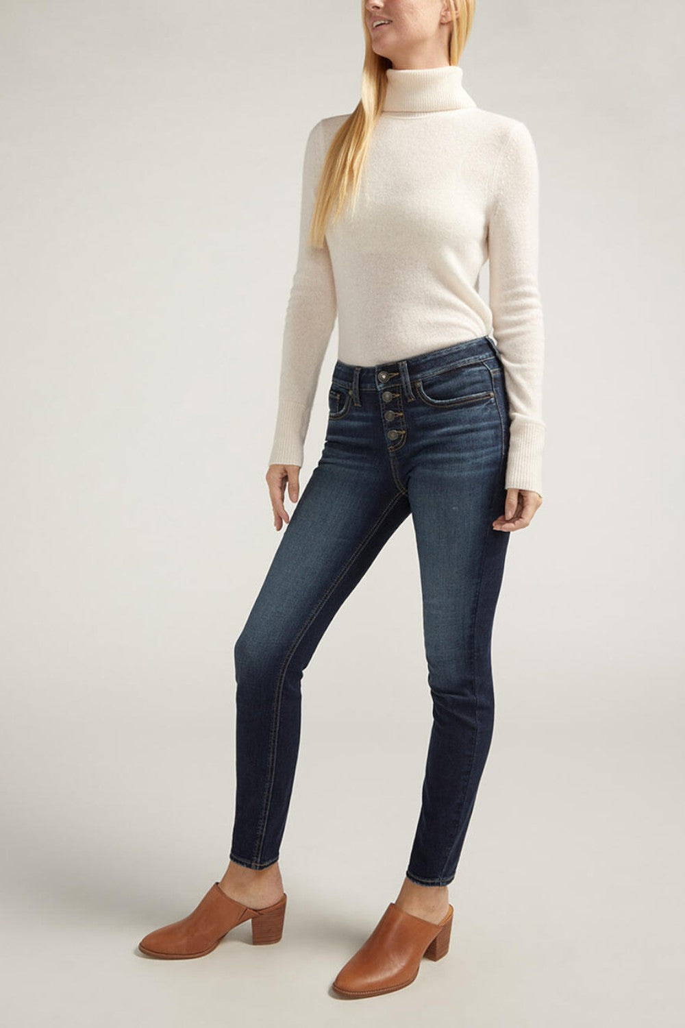 Suki is the bestselling Silver Jeans Co. curvy fit for good reason, and is now made with Luxe Stretch denim. Designed to enhance your shape, these beloved women’s jeans create a flattering silhouette—with ease in the hip and thigh to hug every angle. The classic mid rise is comfortable, and the contoured waistband ensures a zero-gap fit.