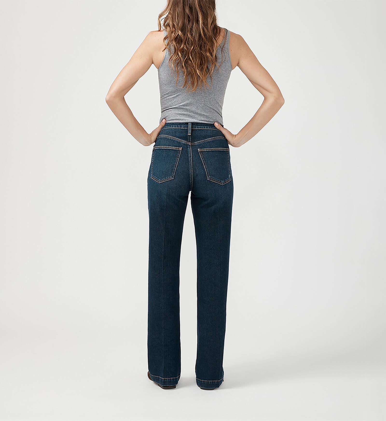 With plenty of vintage vibes, Highly Desirable is Silver Jeans Co.’s highest rise yet. It’s fitted at the waist, slim through the hip and thigh, and relaxed through the leg. The result? A ‘90s jean that flatters, lengthens, and has an epic butt-lifting effect. Finished with old-school details.