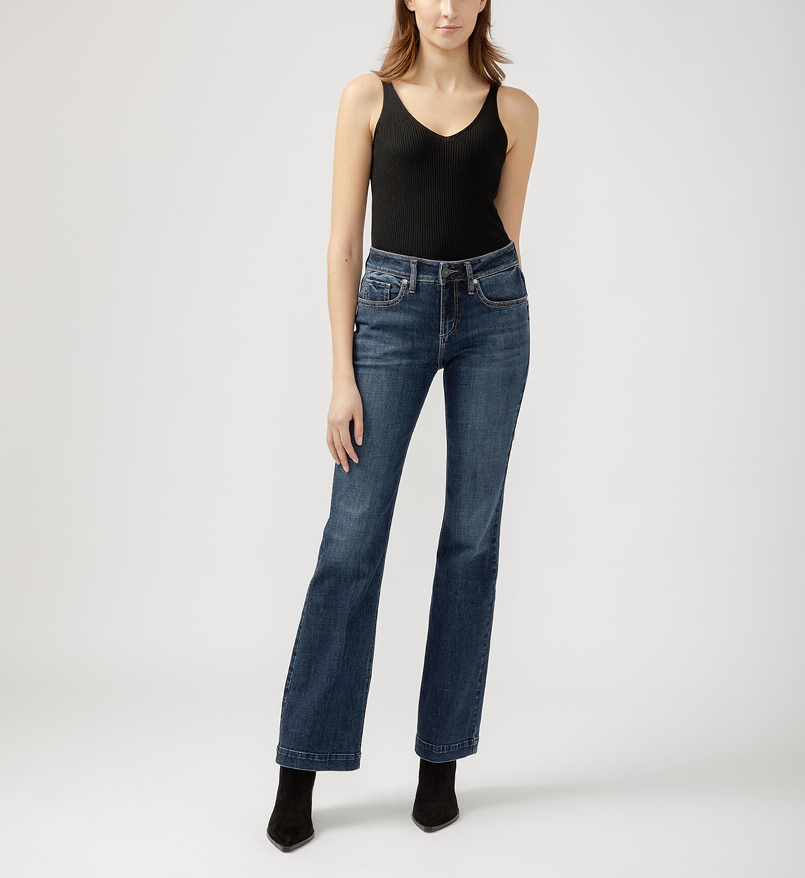 Suki is the best-selling Silver Jeans Co. curvy fit, now made with Luxe Stretch denim. Designed to enhance curves, this pair creates a flattering silhouette with ease in the hip and thigh to hug every angle. The classic mid rise is comfortable, and the contoured waistband ensures a zero-gap fit.