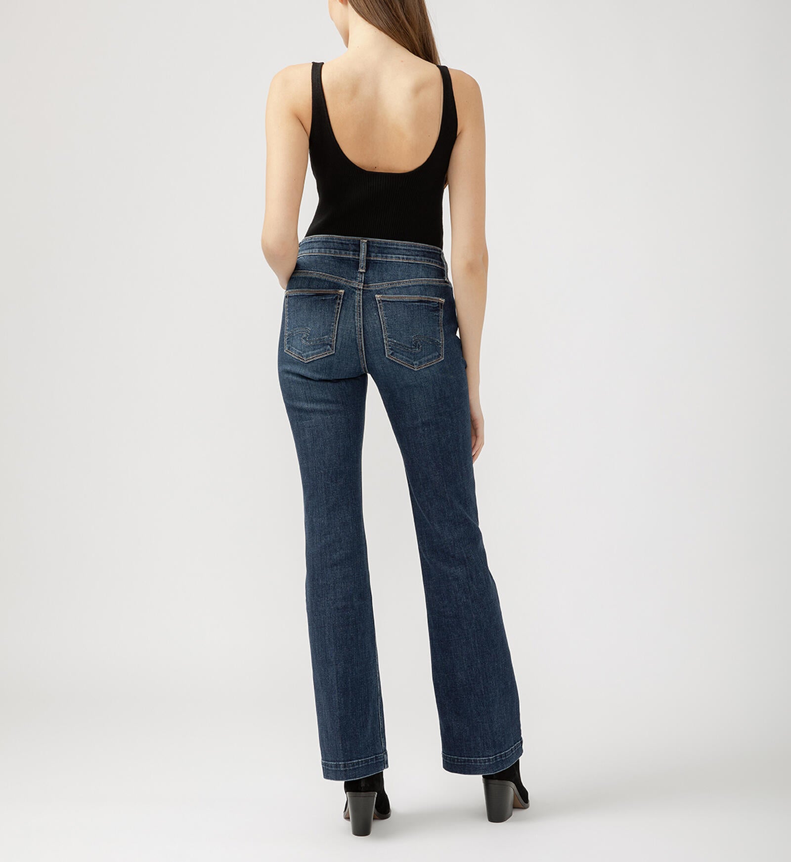 Suki is the best-selling Silver Jeans Co. curvy fit, now made with Luxe Stretch denim. Designed to enhance curves, this pair creates a flattering silhouette with ease in the hip and thigh to hug every angle. The classic mid rise is comfortable, and the contoured waistband ensures a zero-gap fit.