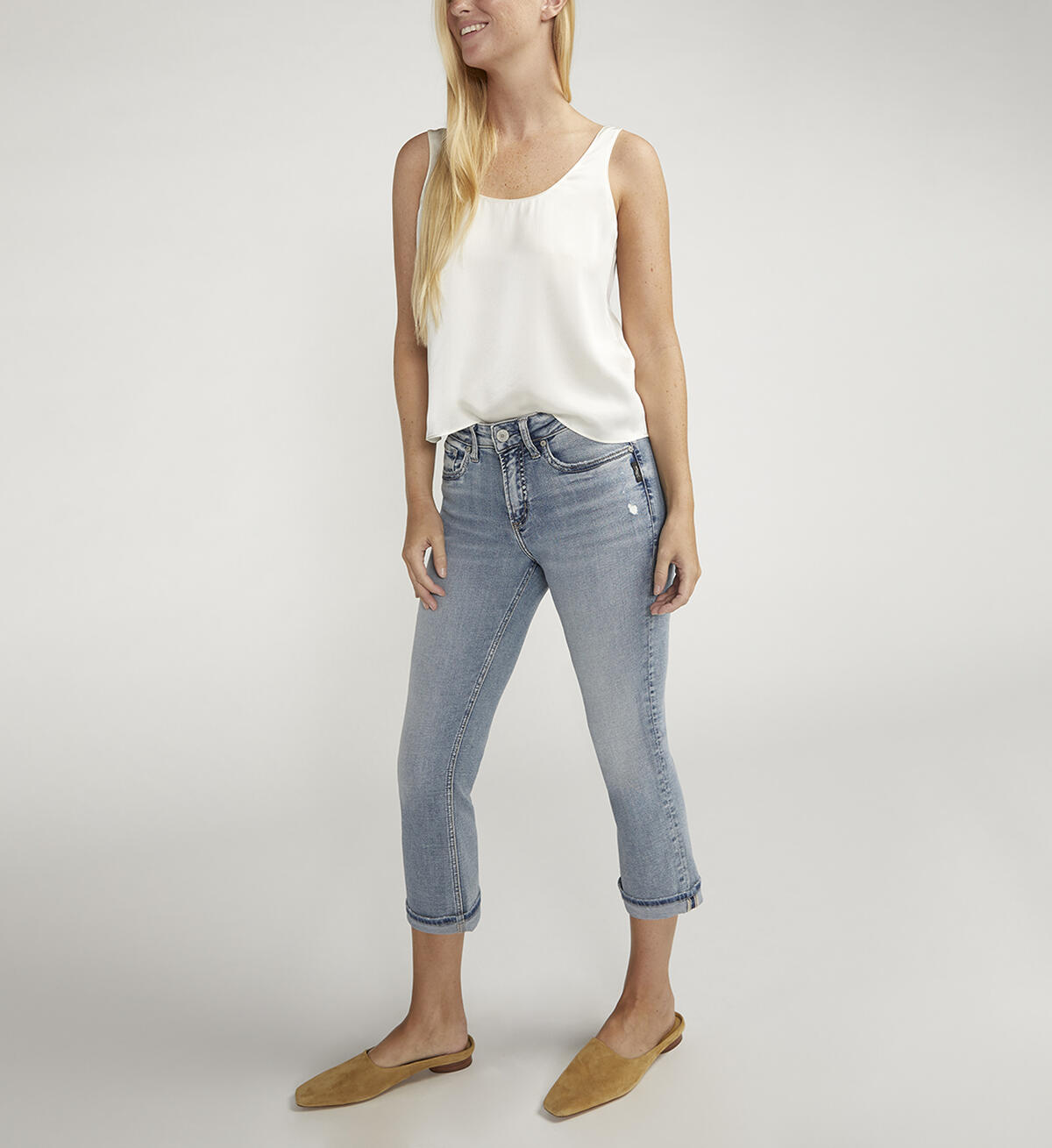 Suki is the best-selling Silver Jeans Co.™ curvy fit for good reason. Designed to enhance curves, this pair creates a flattering silhouette with ease in the hip and thigh to hug every angle. The classic mid rise is comfortable, and the contoured waistband ensures a zero-gap fit.