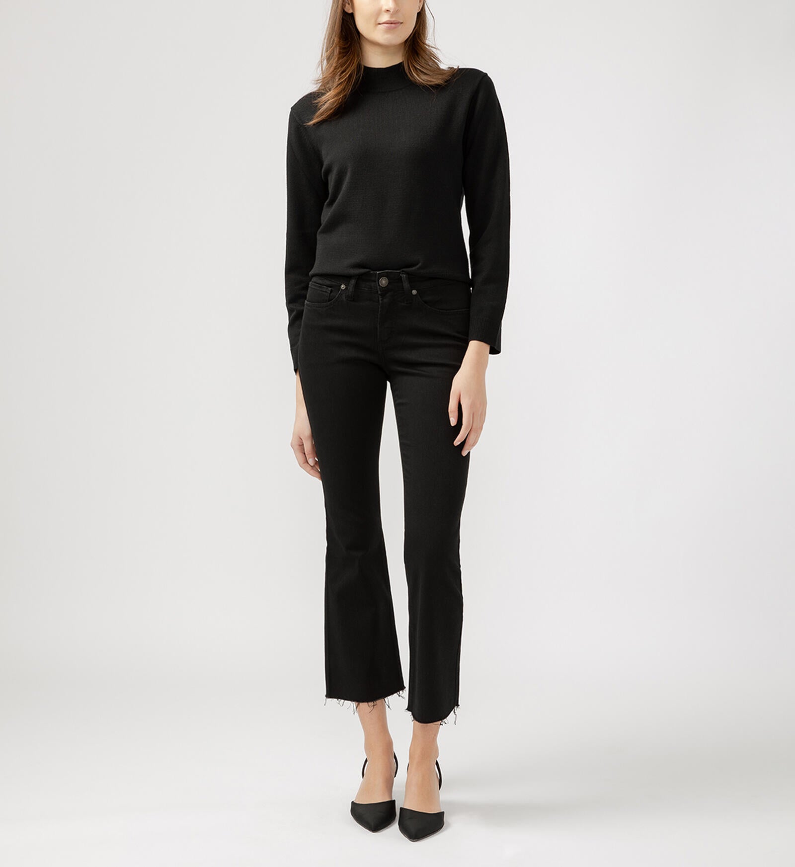 Suki is the best-selling Silver Jeans Co. curvy fit, now made with Luxe Stretch denim. Designed to enhance curves, this pair creates a flattering silhouette with ease in the hip and thigh to hug every angle. The classic mid rise is comfortable, and the contoured waistband ensures a zero-gap fit.