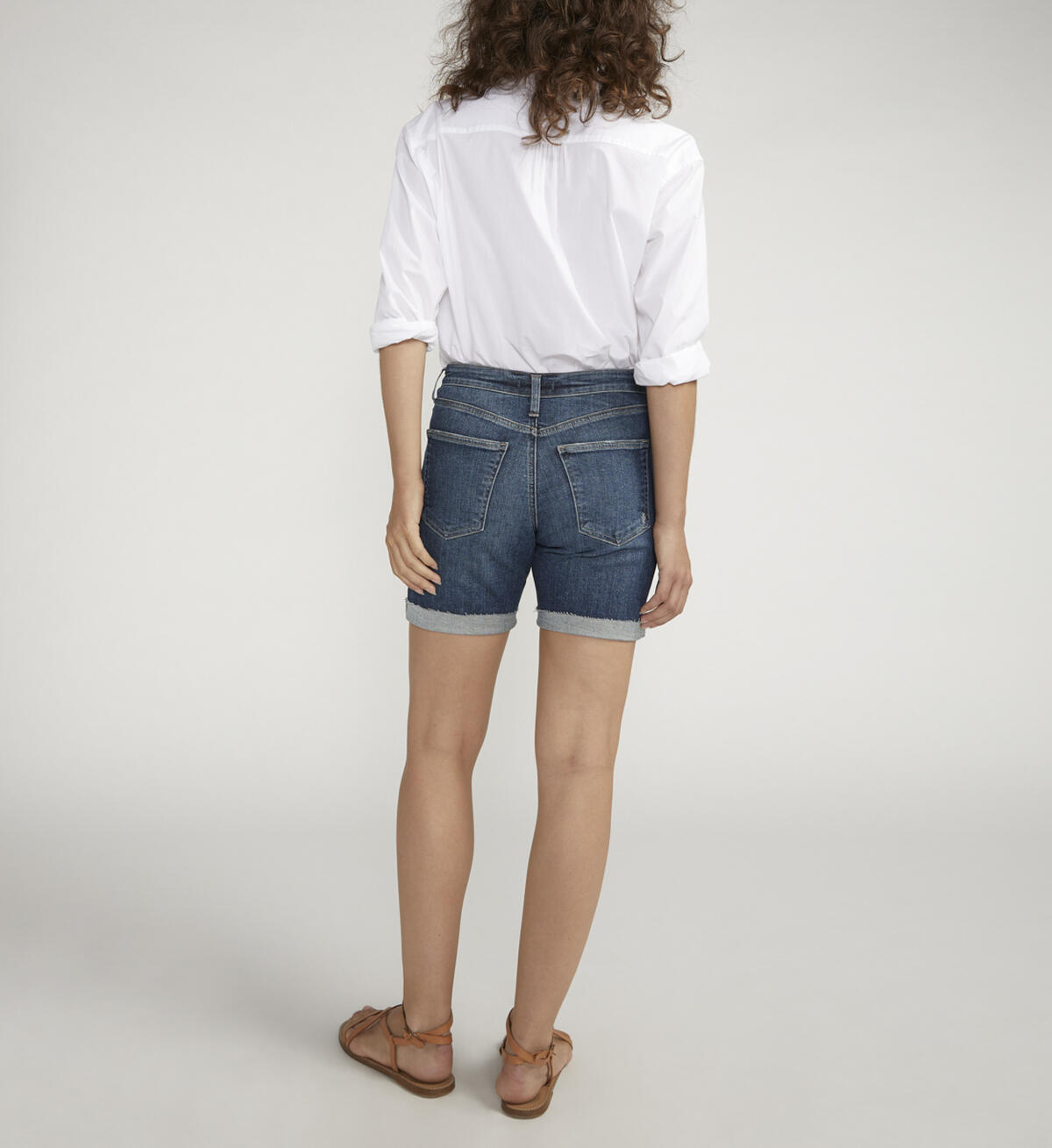 The name says it all—this on-trend women’s short is a Sure Thing. It’s designed with an everyday not-too-high high rise and a slim fit that’s perfect for a variety of body types. Plus, the stretch denim forms and shapes to flatter every angle. Finished with a length that lands just above the knee.
