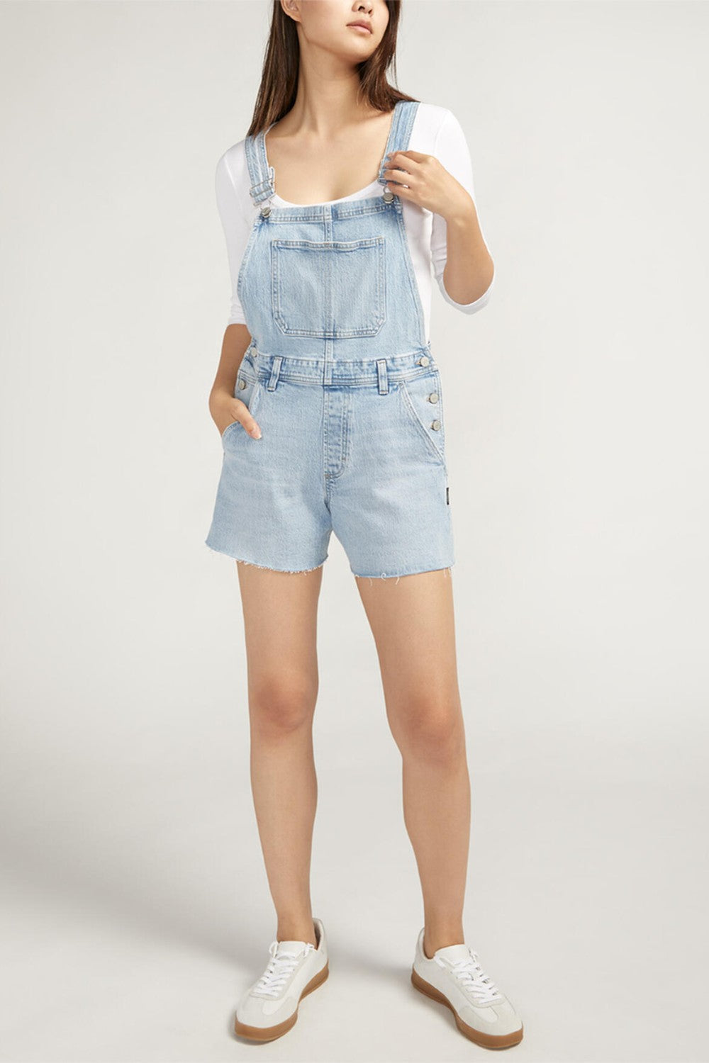 Get into a 70's vibe in a comfortably fitted shortall with vintage-inspired details and light distressing. A light indigo wash sets the perfect tone for spring, adjustable shoulder straps and an open back makes it easy to pair with your favourite tees.
