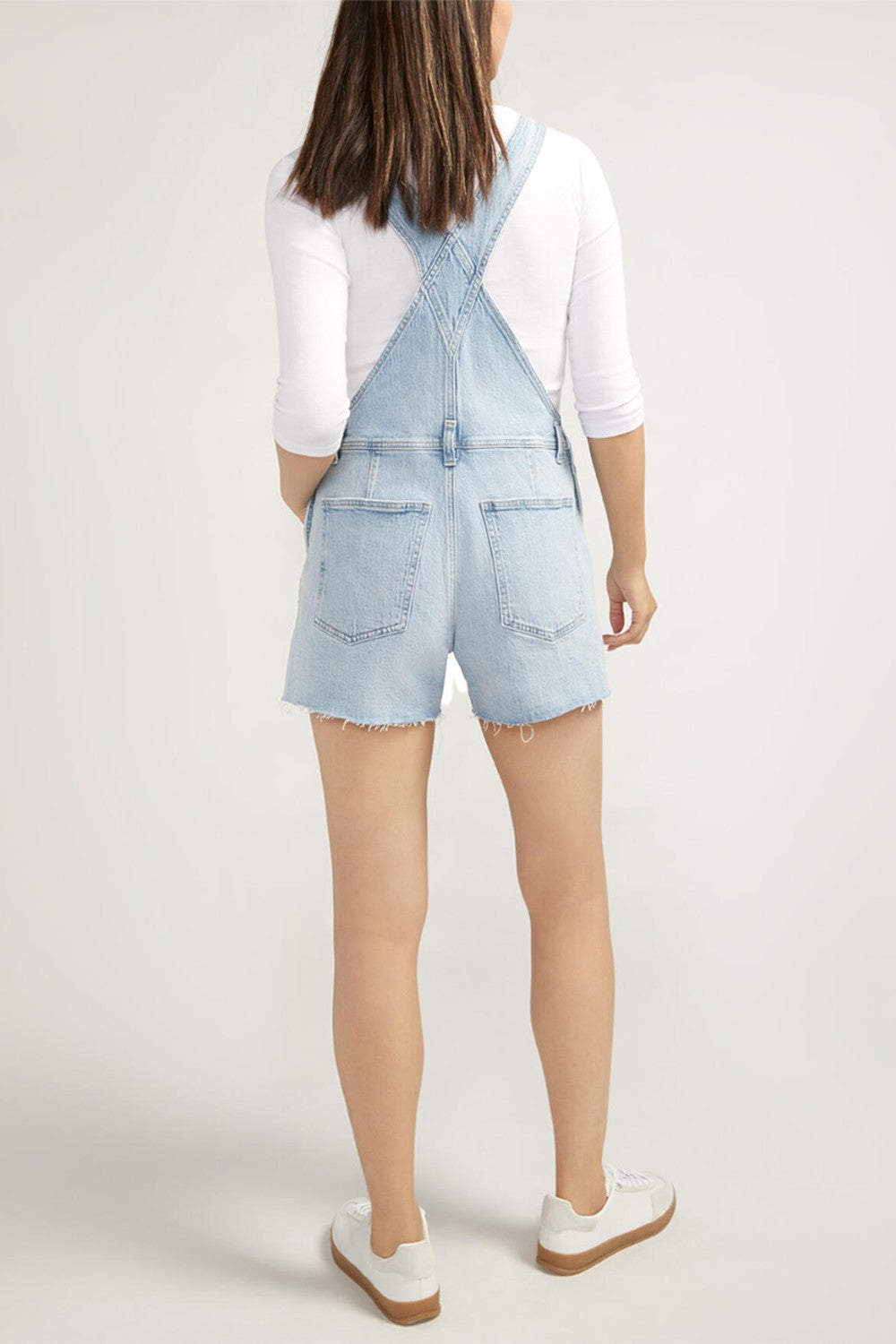 Get into a 70's vibe in a comfortably fitted shortall with vintage-inspired details and light distressing. A light indigo wash sets the perfect tone for spring, adjustable shoulder straps and an open back makes it easy to pair with your favourite tees.