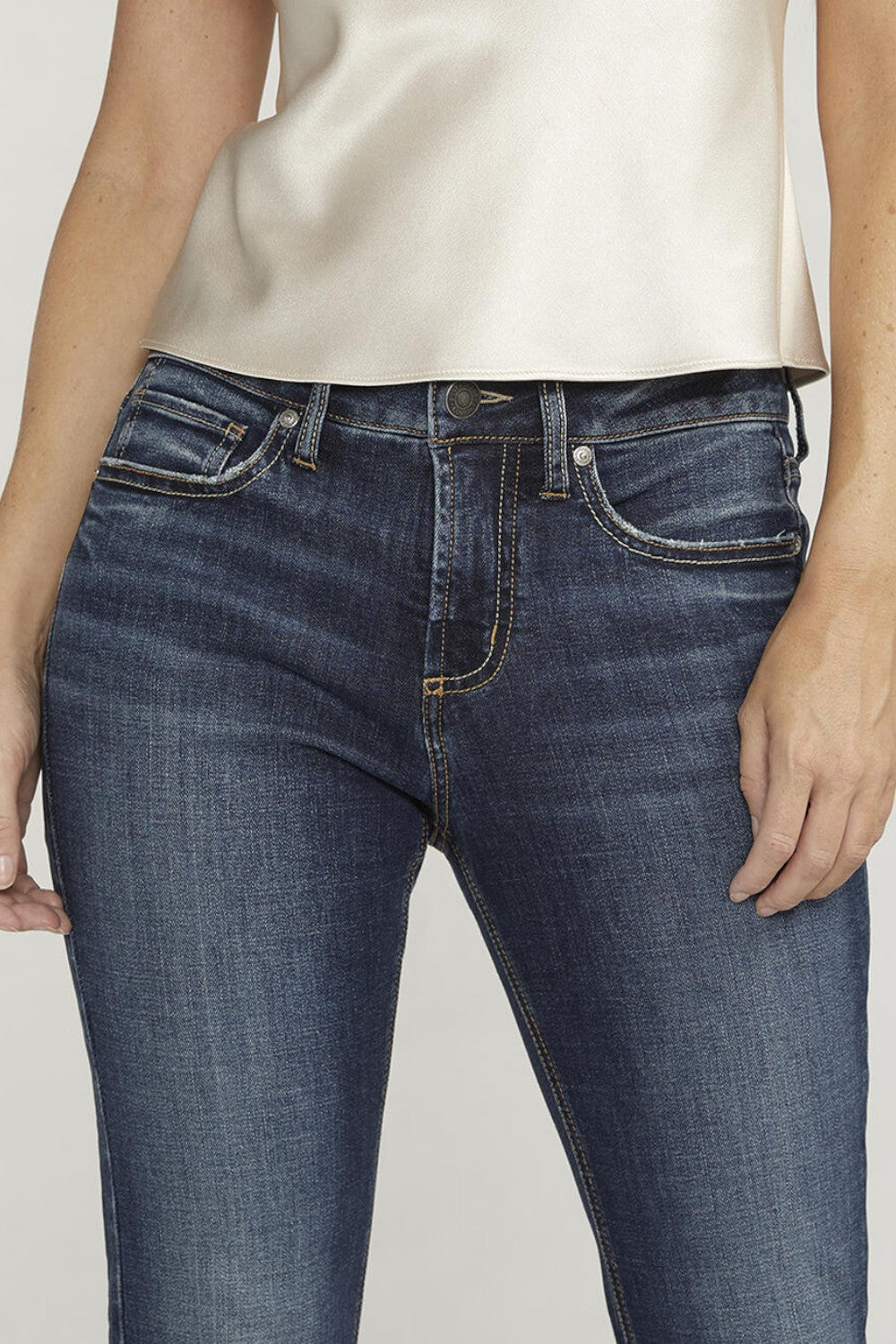 Suki is the best-selling Silver Jeans Co. curvy fit for good reason. Designed to enhance curves, this pair creates a flattering silhouette with ease in the hip and thigh to hug every angle. The classic mid rise is comfortable, and the contoured waistband ensures a zero-gap fit.