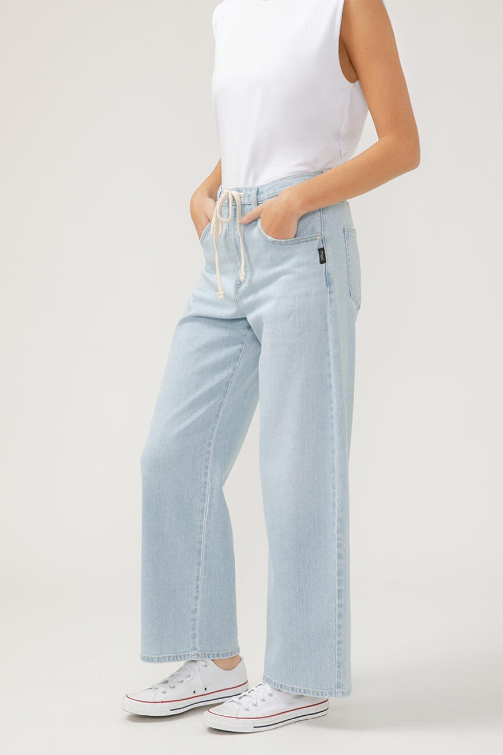 On-trend and effortless, our Be Easy women’s straight leg jeans are the laid-back pair that still elevate your style. Feel stylish but be at ease with an adjustable drawstring waist, comfortable high rise, relaxed fit and straight-leg silhouette that flatters your shape and goes with everything.