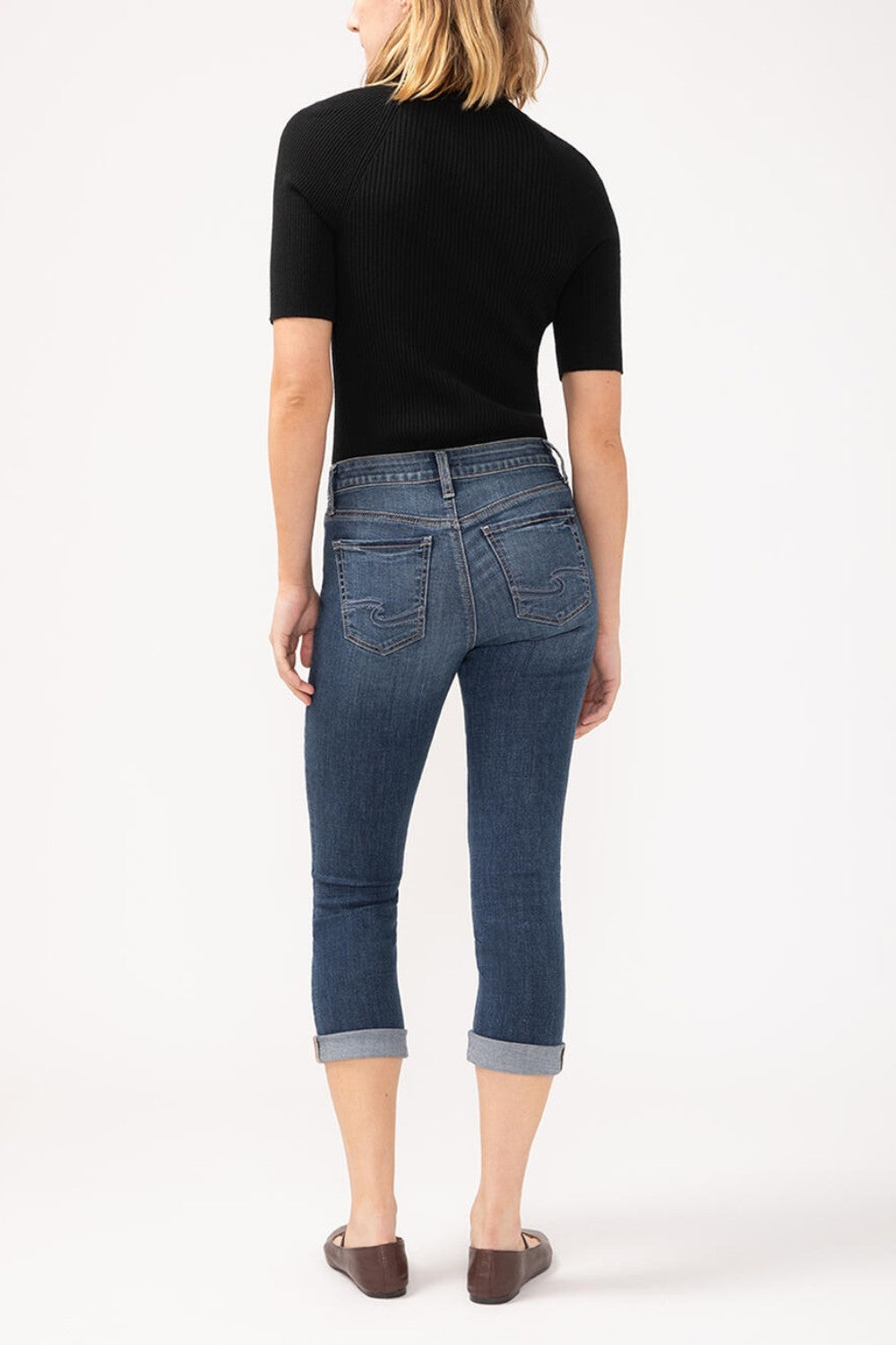 Suki is the best-selling Silver Jeans Co. curvy fit for good reason. Made with Luxe Stretch denim and designed to enhance curves, this fit creates a flattering silhouette with ease in the hip and thigh. The classic mid rise is comfortable, and the contoured waistband ensures a zero-gap fit.