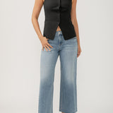 Suki is the best-selling Silver Jeans Co. curvy fit for good reason. Made with Luxe Stretch denim and designed to enhance curves, this fit creates a flattering silhouette with ease in the hip and thigh. The classic mid rise is comfortable, and the contoured waistband ensures a zero-gap fit.