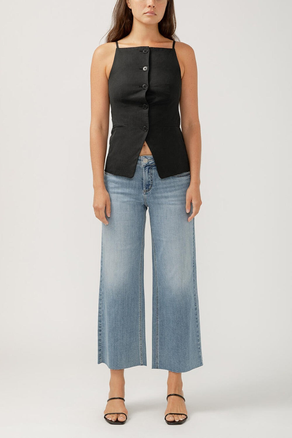 Suki is the best-selling Silver Jeans Co. curvy fit for good reason. Made with Luxe Stretch denim and designed to enhance curves, this fit creates a flattering silhouette with ease in the hip and thigh. The classic mid rise is comfortable, and the contoured waistband ensures a zero-gap fit.