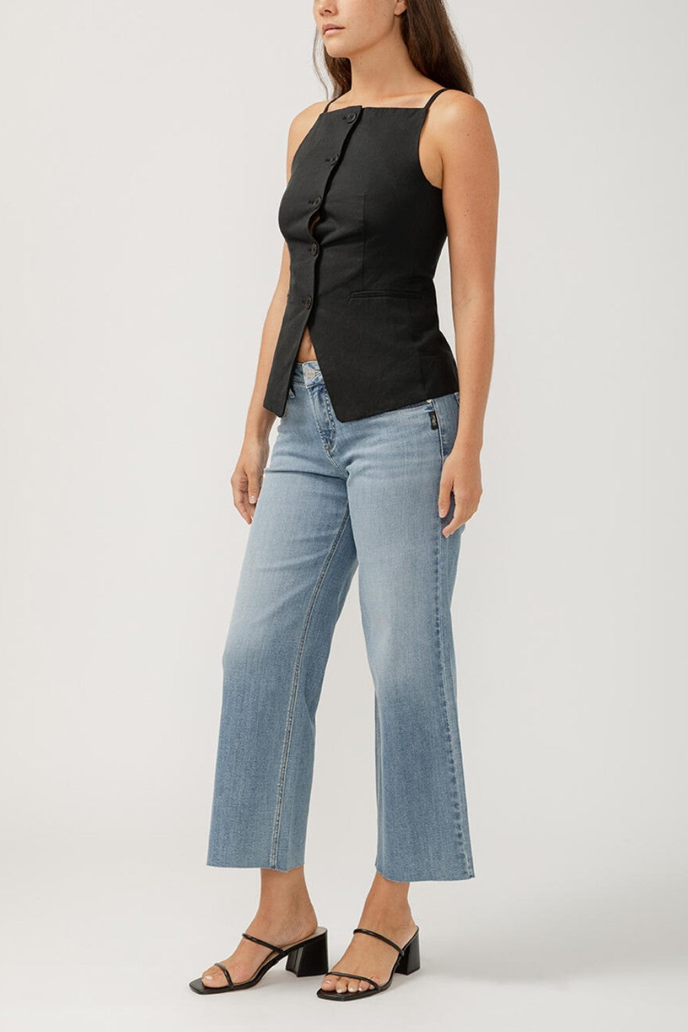 Suki is the best-selling Silver Jeans Co. curvy fit for good reason. Made with Luxe Stretch denim and designed to enhance curves, this fit creates a flattering silhouette with ease in the hip and thigh. The classic mid rise is comfortable, and the contoured waistband ensures a zero-gap fit.