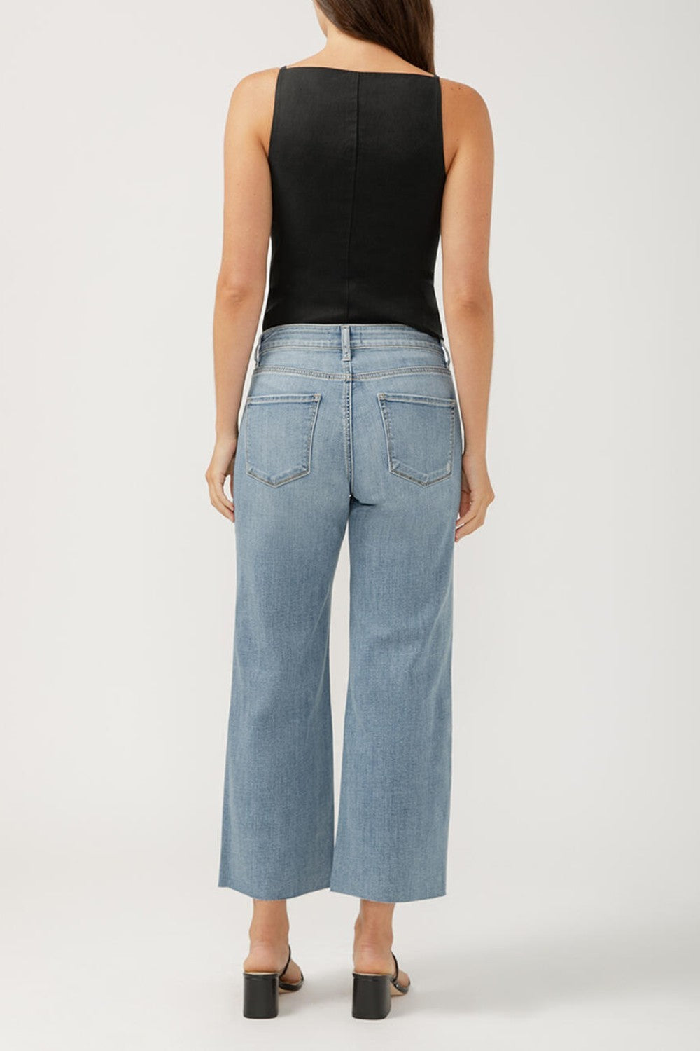 Suki is the best-selling Silver Jeans Co. curvy fit for good reason. Made with Luxe Stretch denim and designed to enhance curves, this fit creates a flattering silhouette with ease in the hip and thigh. The classic mid rise is comfortable, and the contoured waistband ensures a zero-gap fit.