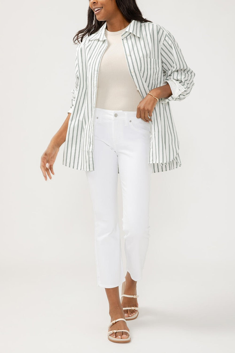 Suki is the best-selling Silver Jeans Co. curvy fit for good reason. Made with Luxe Stretch denim and designed to enhance curves, this fit creates a flattering silhouette with ease in the hip and thigh. The classic mid rise is comfortable, and the contoured waistband ensures a zero-gap fit.