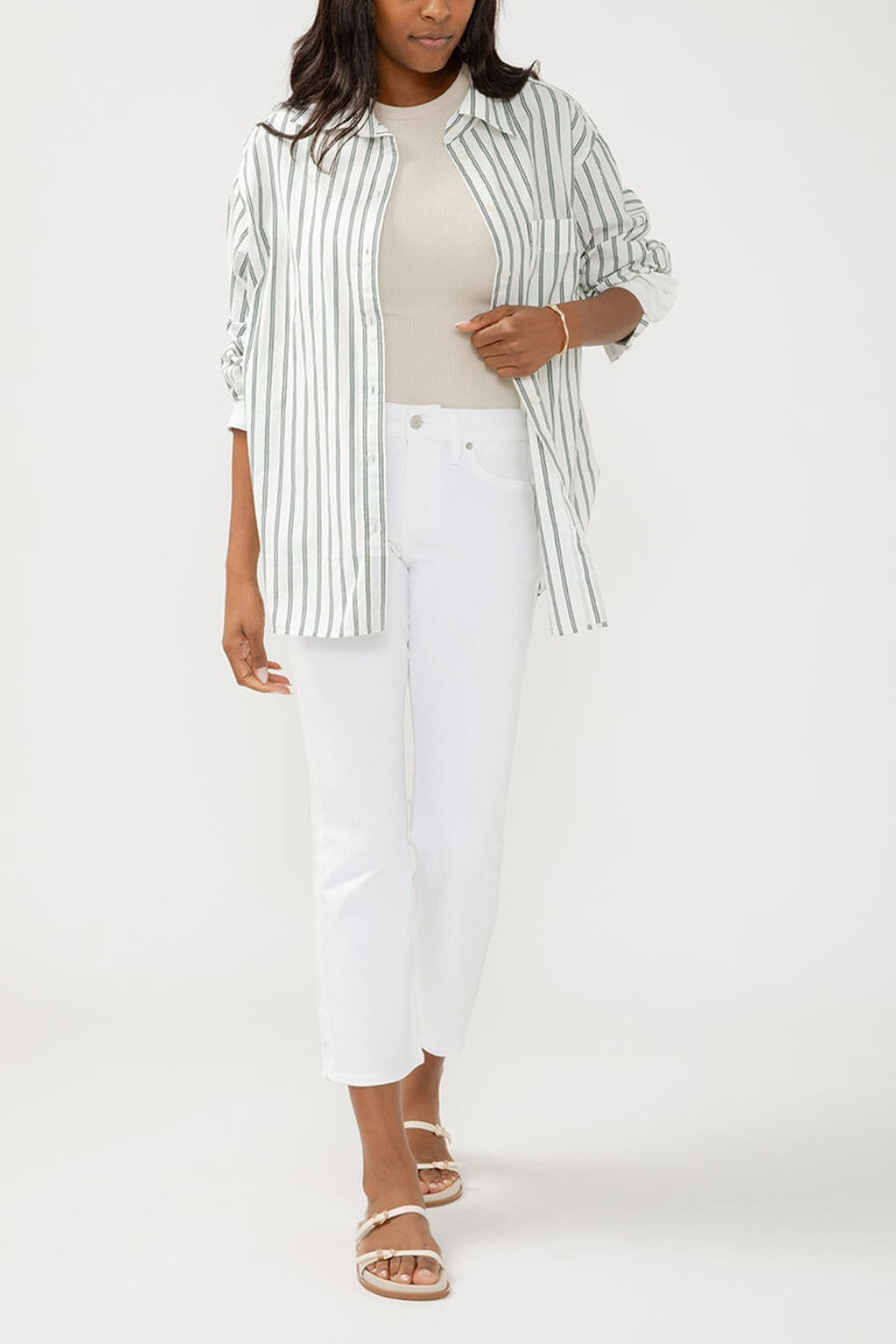 Suki is the best-selling Silver Jeans Co. curvy fit for good reason. Made with Luxe Stretch denim and designed to enhance curves, this fit creates a flattering silhouette with ease in the hip and thigh. The classic mid rise is comfortable, and the contoured waistband ensures a zero-gap fit.