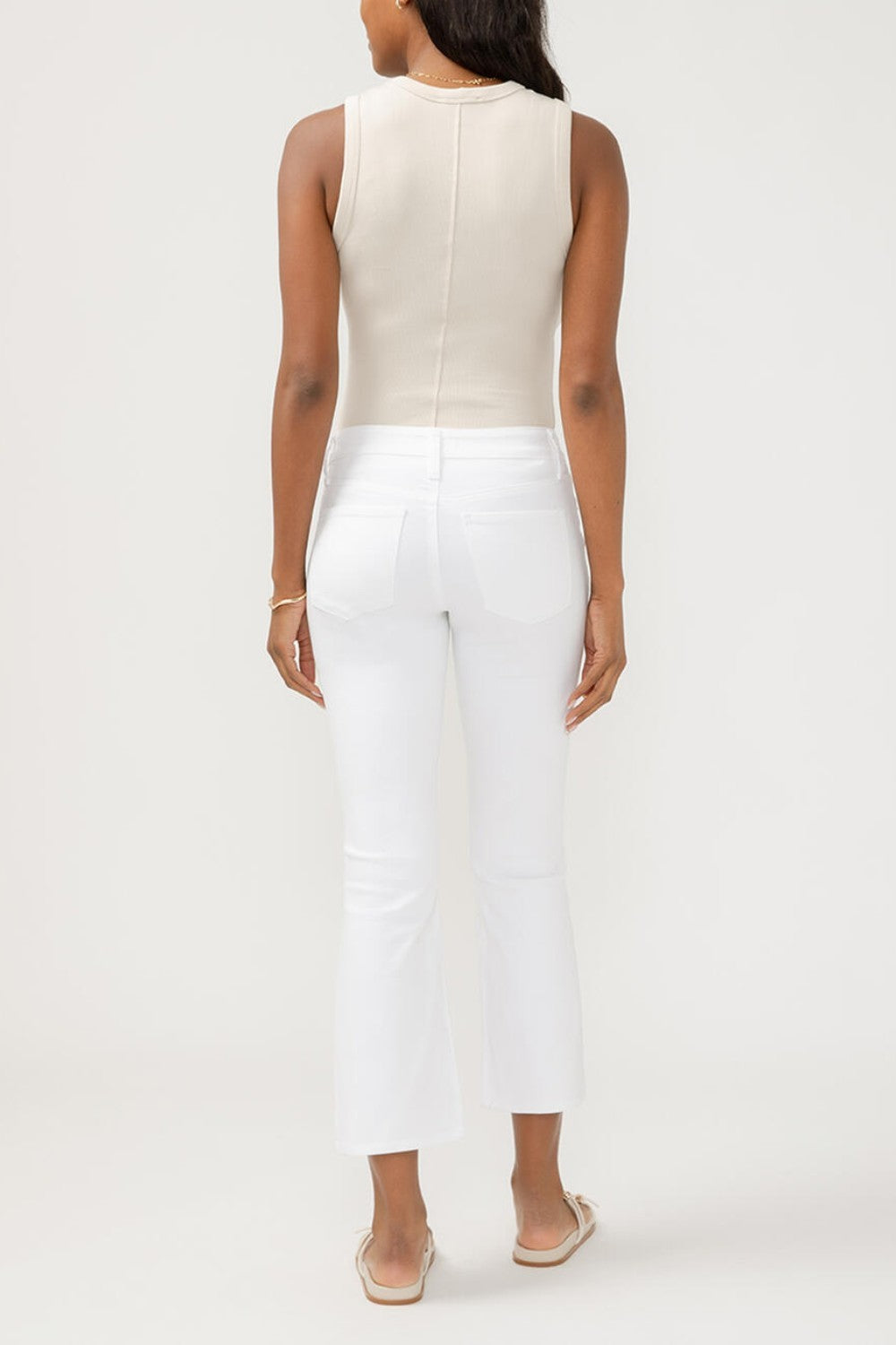 Suki is the best-selling Silver Jeans Co. curvy fit for good reason. Made with Luxe Stretch denim and designed to enhance curves, this fit creates a flattering silhouette with ease in the hip and thigh. The classic mid rise is comfortable, and the contoured waistband ensures a zero-gap fit.