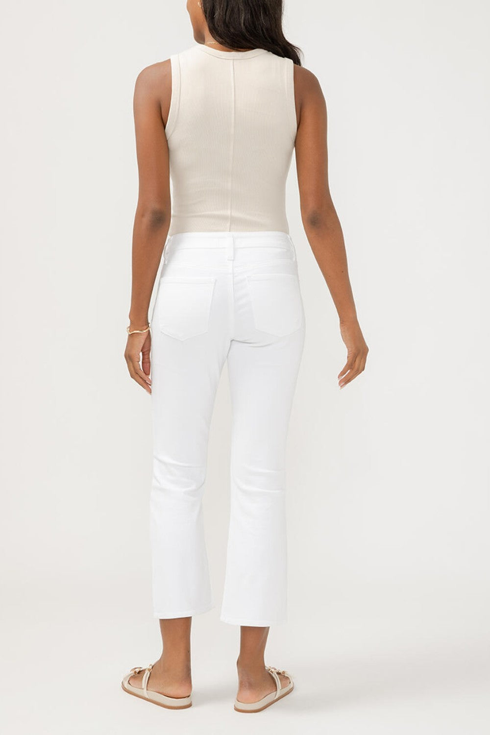 Suki is the best-selling Silver Jeans Co. curvy fit for good reason. Made with Luxe Stretch denim and designed to enhance curves, this fit creates a flattering silhouette with ease in the hip and thigh. The classic mid rise is comfortable, and the contoured waistband ensures a zero-gap fit.