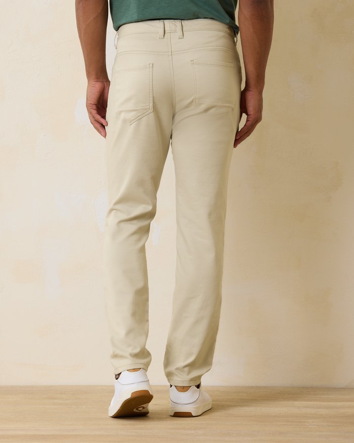 The Harbor Point Brushed Cotton 5-Pocket Pants feel as soft as your favourite pair of sweatpants, but they look ready for a day full of sunshine.