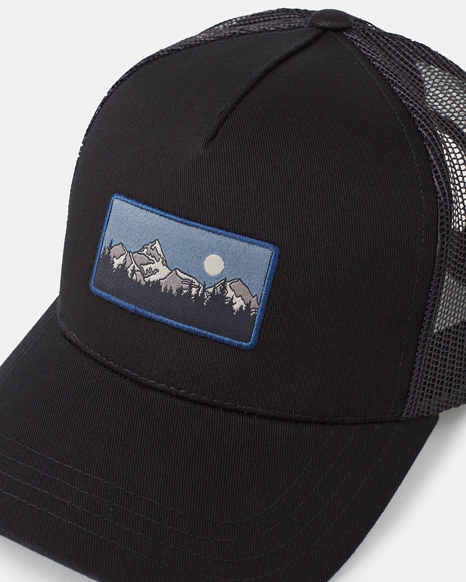Explore new heights in the Altitude hat. This classic snapback features 2-way stretch and a recycled mesh backing that keeps your head cool on those balmy days.