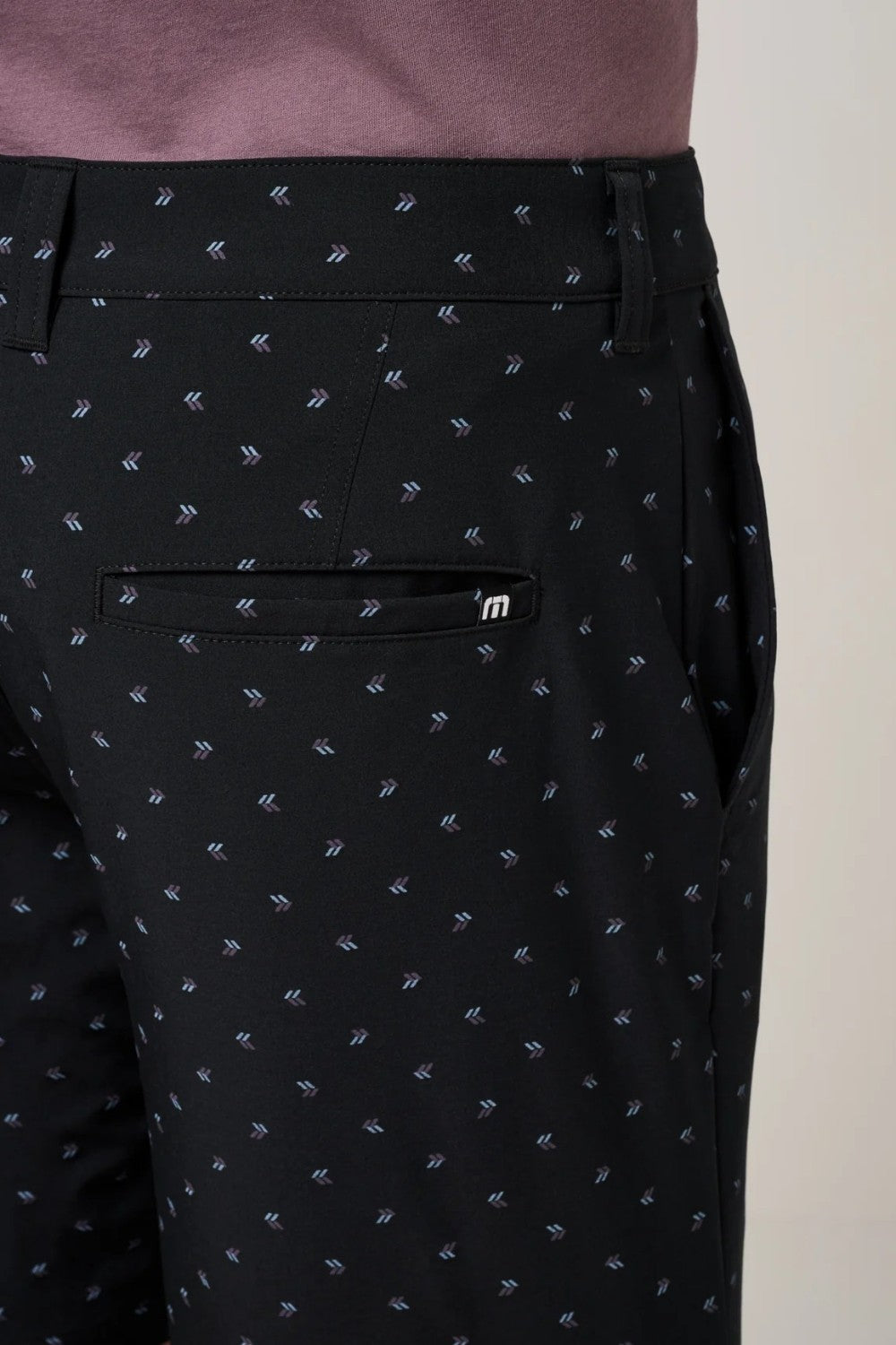 The Beck Short you know, just with a little more personality. An all-over geo print brings the energy, while comfort-driven stretch fabric keeps things easy from morning to last call. Finished with side entry pockets, double welt back pockets, our signature clip label, and a classic 9" inseam.