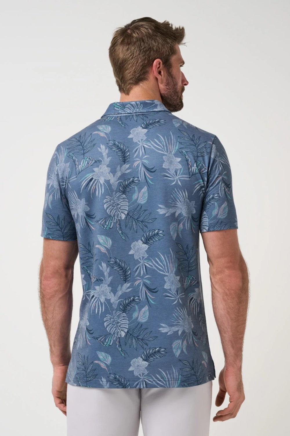 The kind of polo you forget you’re even wearing. Featherweight fabric delivers an ultra-light, incredibly soft feel with easy stretch, while the all-over floral print keeps things relaxed but still put together. Finished with a signature double-needle collar that holds its shape.