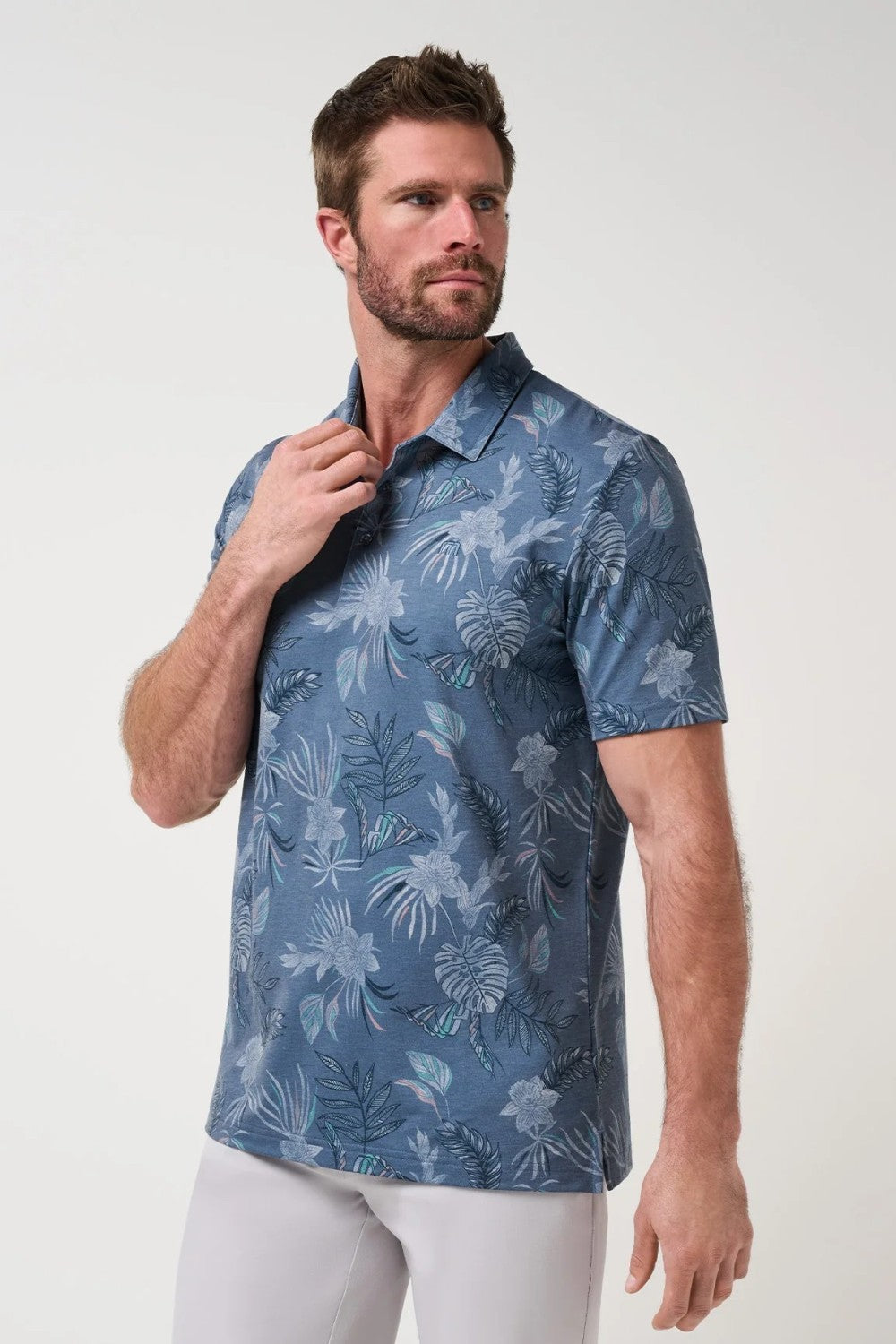 The kind of polo you forget you’re even wearing. Featherweight fabric delivers an ultra-light, incredibly soft feel with easy stretch, while the all-over floral print keeps things relaxed but still put together. Finished with a signature double-needle collar that holds its shape.