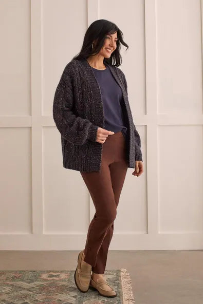 This cozy cocoon cardigan is gift-wrapped comfort for on-the-go style. We're obsessed with the chunky popcorn knit fabric, open-front design, long sleeves with casual drop shoulders, and ribbed trim at the edges and cuffs. 