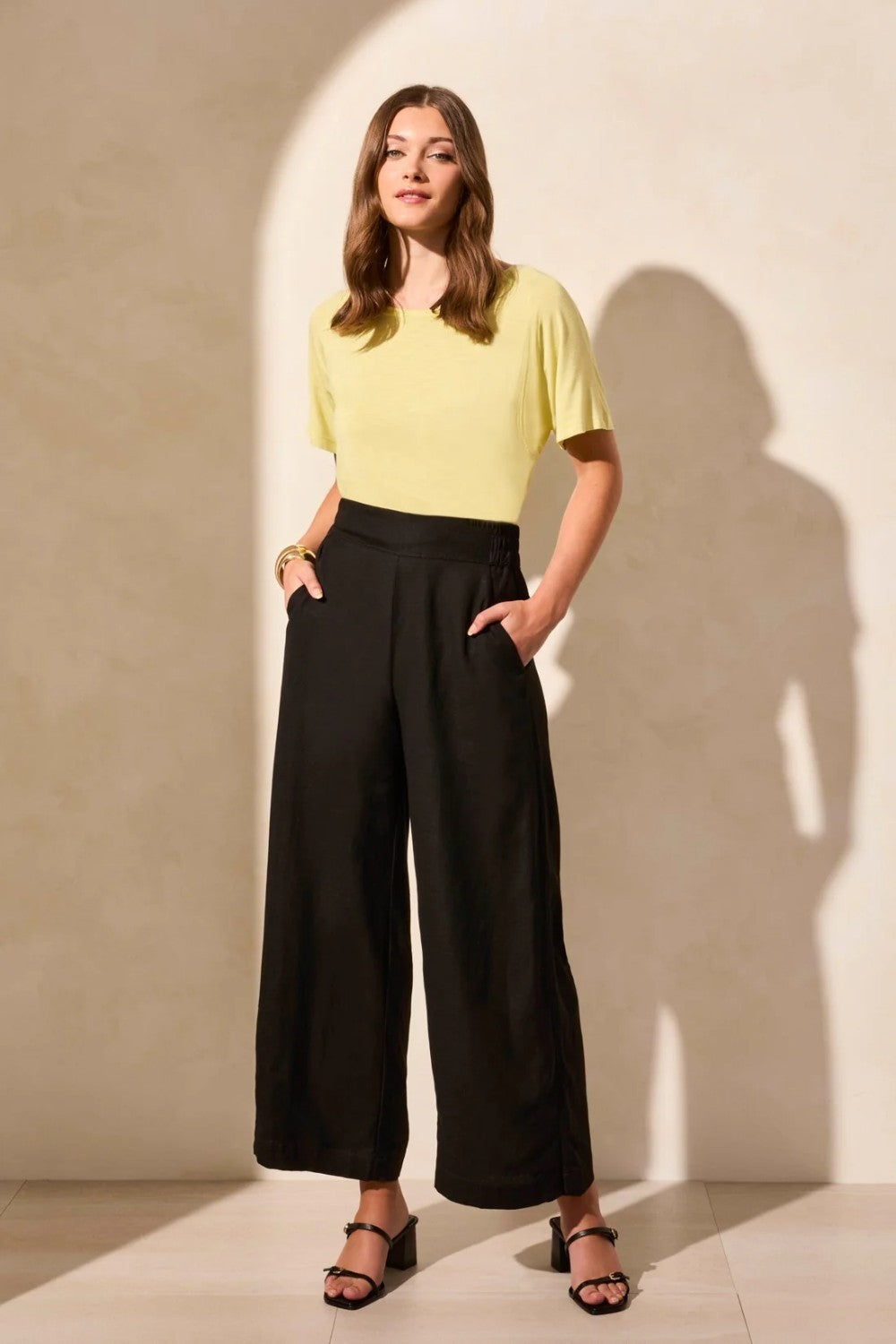 Crafted from a breathable linen-blend weave and designed with a stylish hem vent detail, these wide-leg ankle pants are a go-to favourite for warm weather. An elastic back waistband provides a comfortable fit, while handy front pockets offer convenient storage for your daily necessities.