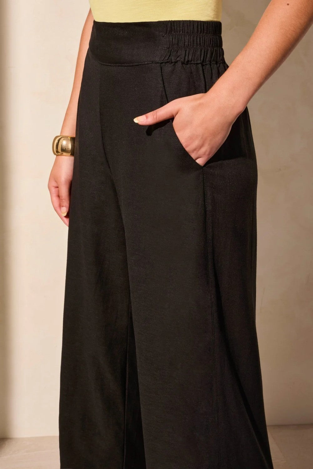 Crafted from a breathable linen-blend weave and designed with a stylish hem vent detail, these wide-leg ankle pants are a go-to favourite for warm weather. An elastic back waistband provides a comfortable fit, while handy front pockets offer convenient storage for your daily necessities.