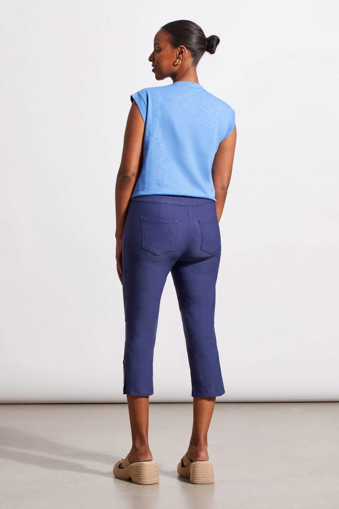 Rocking a 22" inseam and a hem with side vents, these capris are ideal for warm-weather days when breathability is a must. We love the straight leg fit, stretch twill fabric, functional slip pockets in the front, and patch pockets in the back.