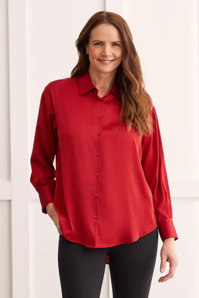 This button-up shirt takes two opposites and unites them in a way we never thought possible—an elegant flowy fit thanks to smooth satin fabric and a sharply-styled appearance with a crisply collared neckline. 