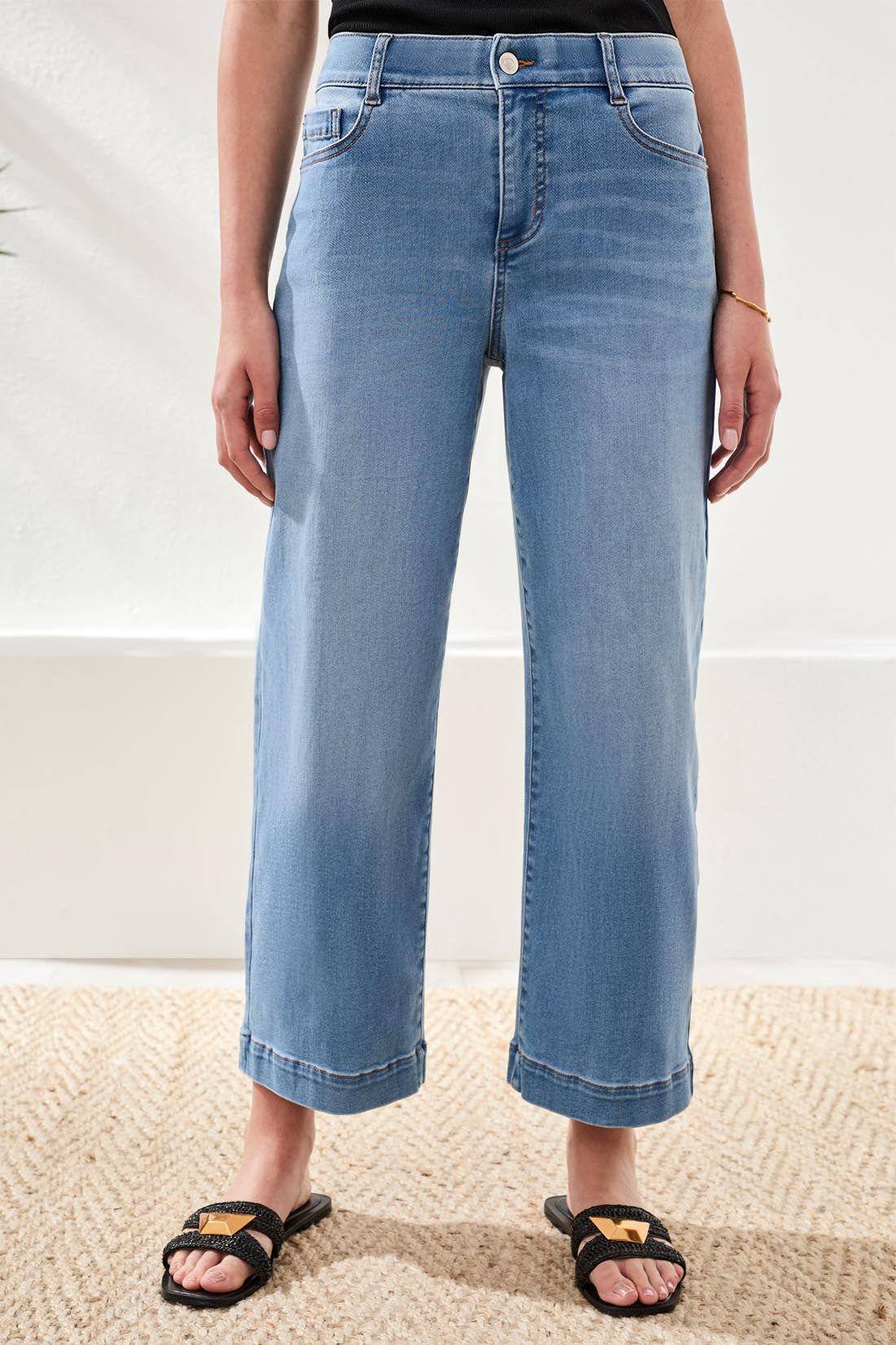 Redefine your essentials with Audrey hugging wide crop denim, designed to offer a contemporary wide leg and modern cropped length. The premium stretch denim hugs in all the right places, delivering comfort, flexibility, and effortless style for any occasion.