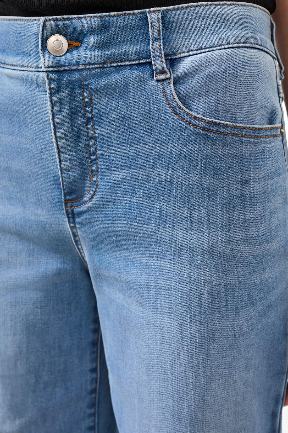 Redefine your essentials with Audrey hugging wide crop denim, designed to offer a contemporary wide leg and modern cropped length. The premium stretch denim hugs in all the right places, delivering comfort, flexibility, and effortless style for any occasion.
