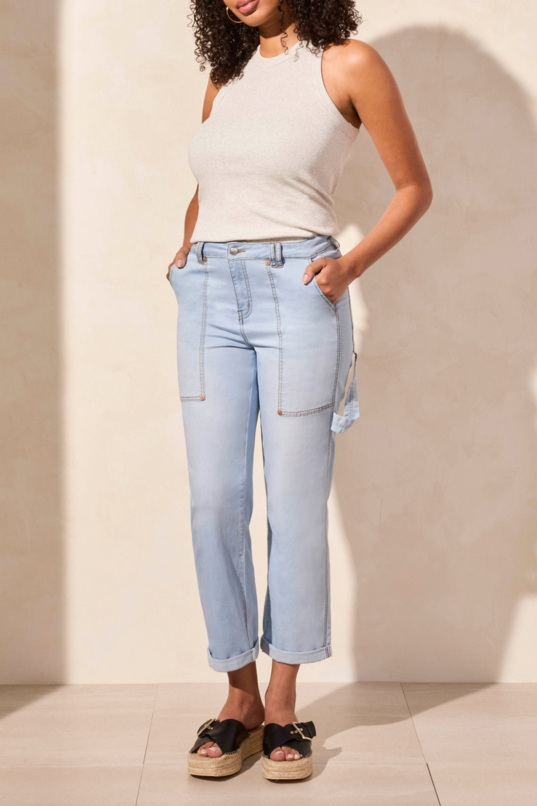 Introducing your new partner in style - Tribal Audrey Carpenter Jeans! With a straight, relaxed fit and carpenter pockets, these jeans are both functional and fashionable. Get ready to embrace a cool and casual look with these statement jeans.