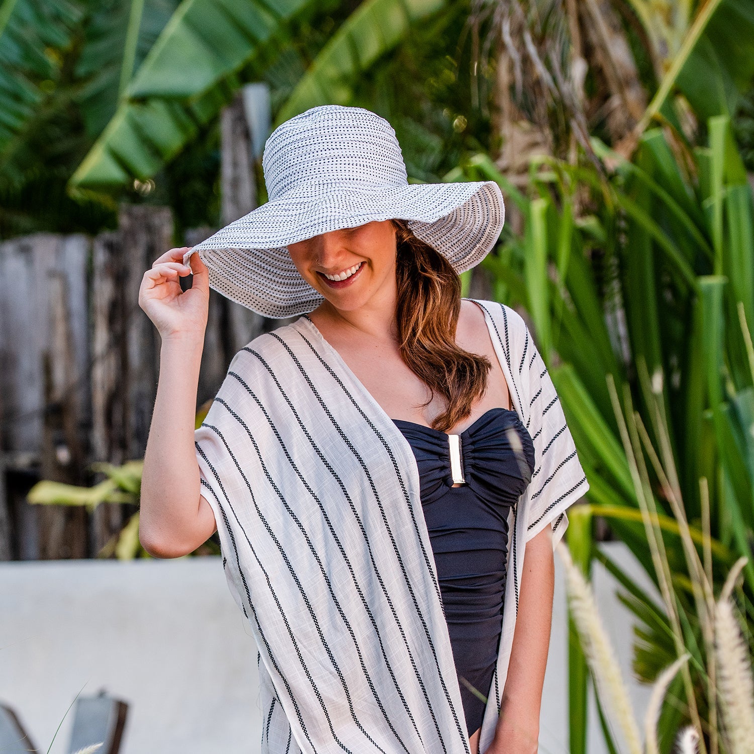 Charming polka dots cover the Scrunchie hat. The wire-edged brim hat can be adjusted for every mood – straighten it out for a stylish silhouette or wear it wavy for a flirty look. The wide brim allows for maximum sun protection.