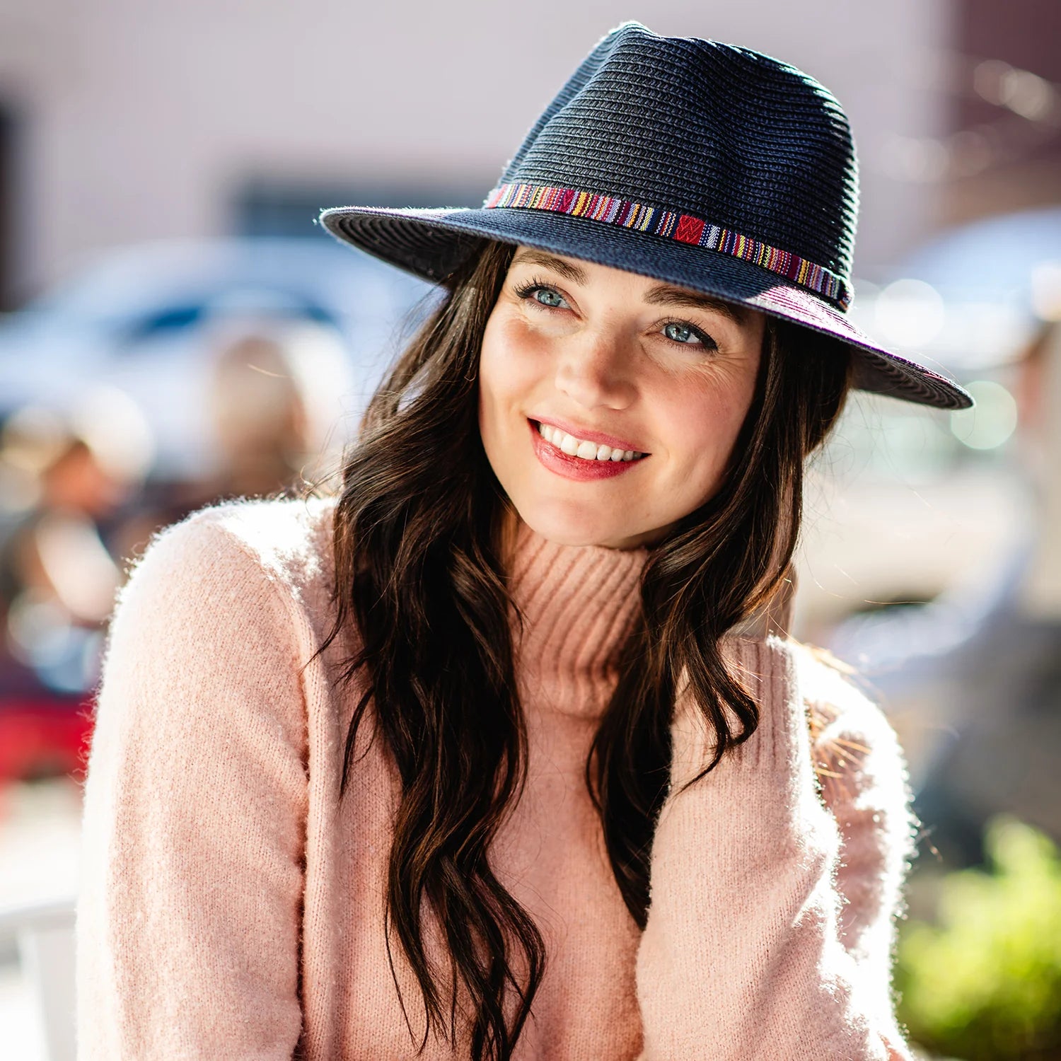 The multicolour, embroidered band gives the Sedona sun hat its distinctive style. The structured brim provides significant shade and sun protection for carefree days outdoors. Its packable construction folds up for travel.