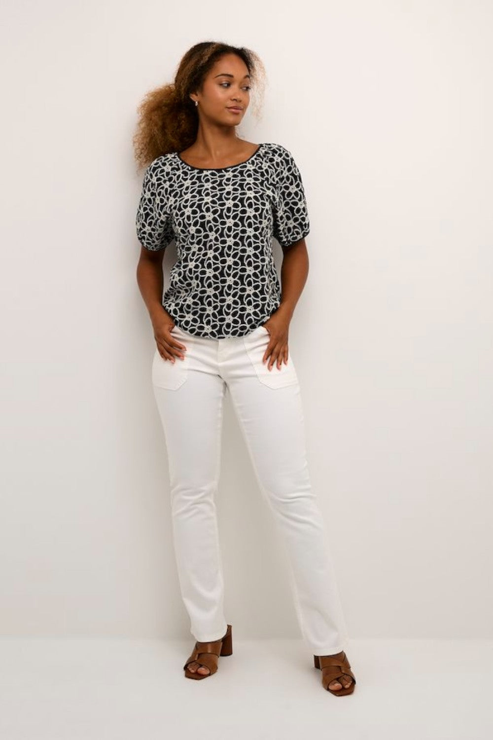 Discover the aesthetic appeal of this short-sleeved blouse. Crafted in a regular fit from woven fabric, it dazzles with a beautiful embroidered flower design. Style it with dark jeans or chic trousers for a complete look.