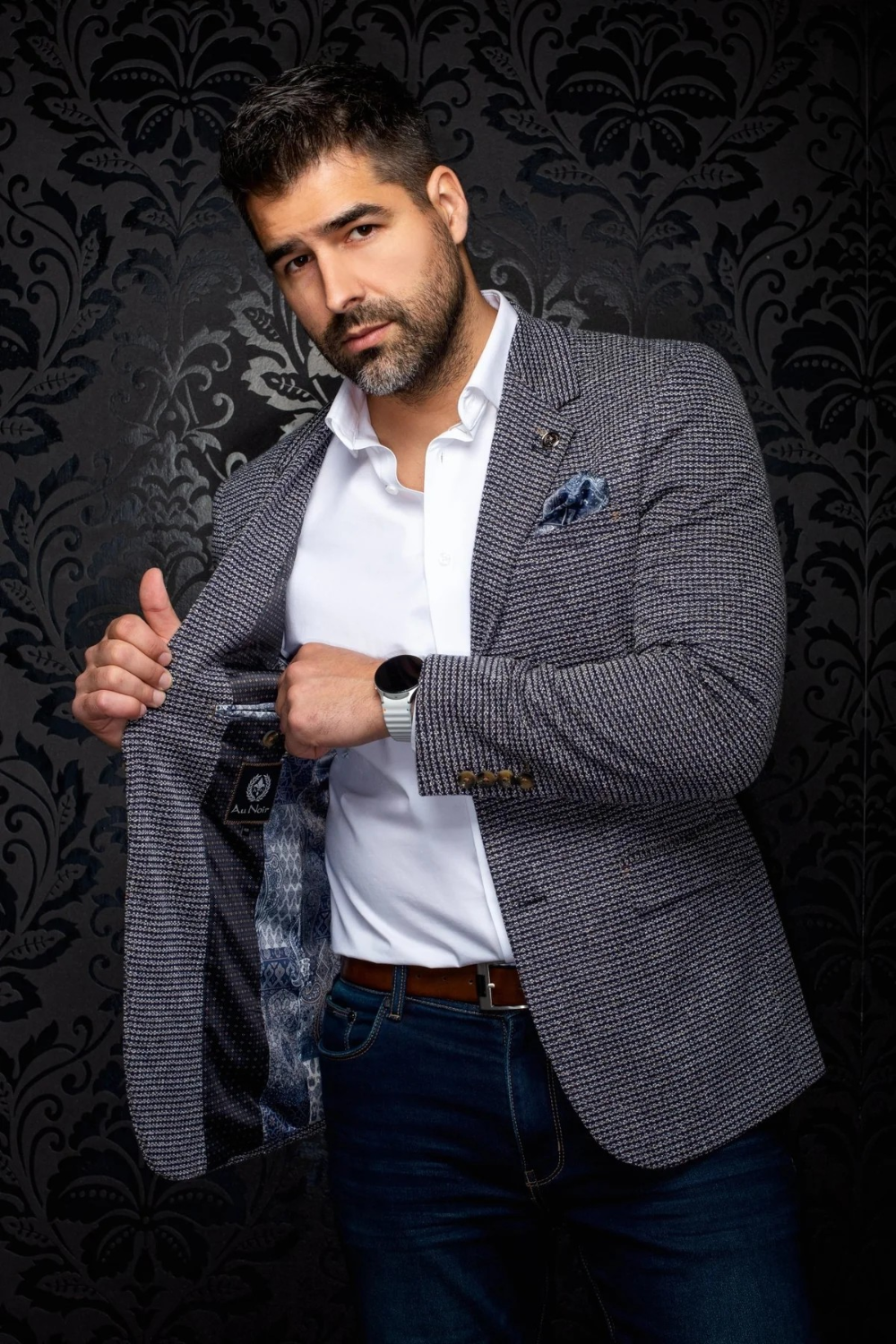 Broderick's Clothing Co. Au Noir KONRAD navy mix blazer with flap pockets worn by a man over a white shirt and jeans