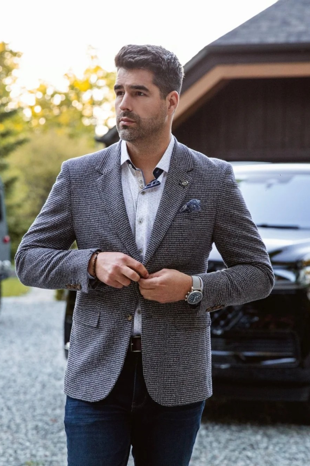 Broderick's Clothing Co. Au Noir KONRAD navy mix textured blazer worn by a man with a white patterned shirt and jeans