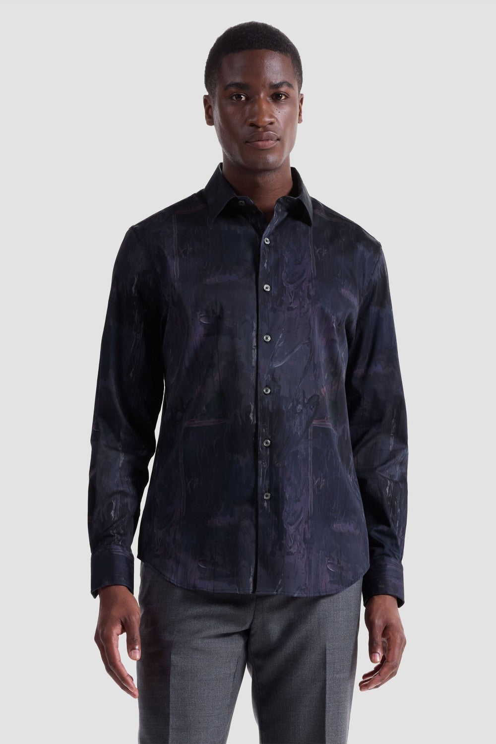 The Julian long-sleeved shirt is crafted from Comfort Stretch cotton and features a tonal floral print, a point collar, adjustable notched cuffs, and a curved hem.