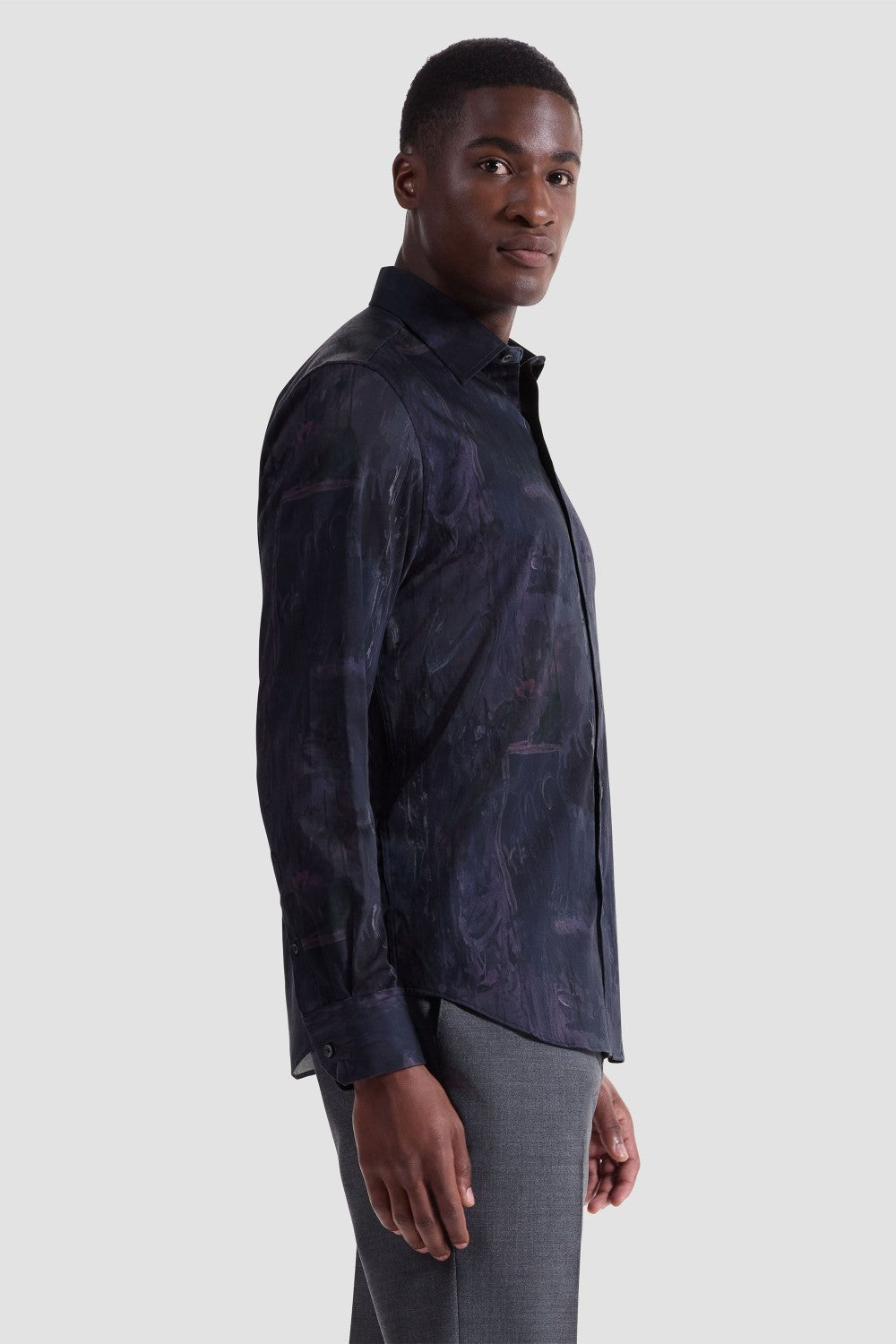The Julian long-sleeved shirt is crafted from Comfort Stretch cotton and features a tonal floral print, a point collar, adjustable notched cuffs, and a curved hem.