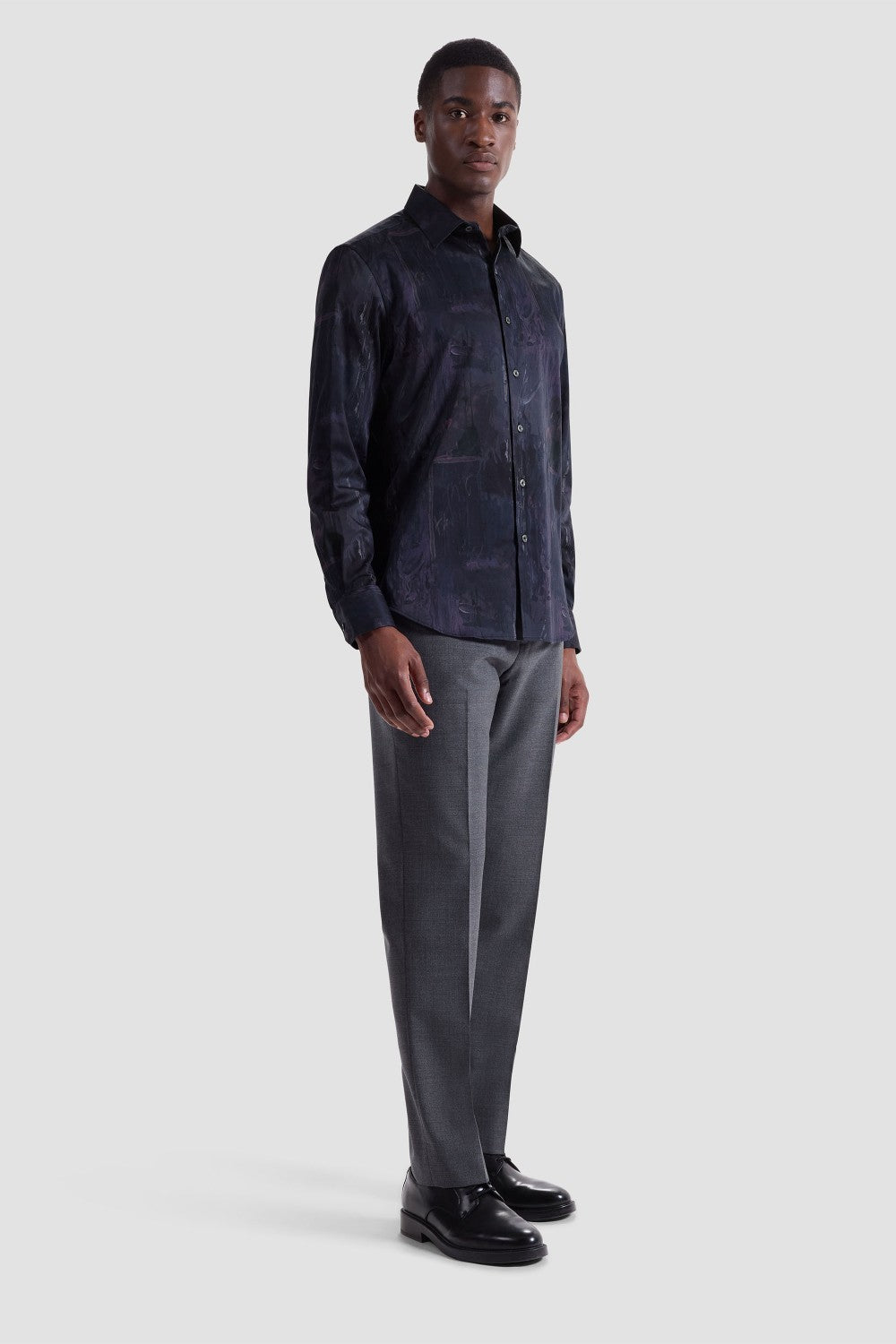 The Julian long-sleeved shirt is crafted from Comfort Stretch cotton and features a tonal floral print, a point collar, adjustable notched cuffs, and a curved hem.