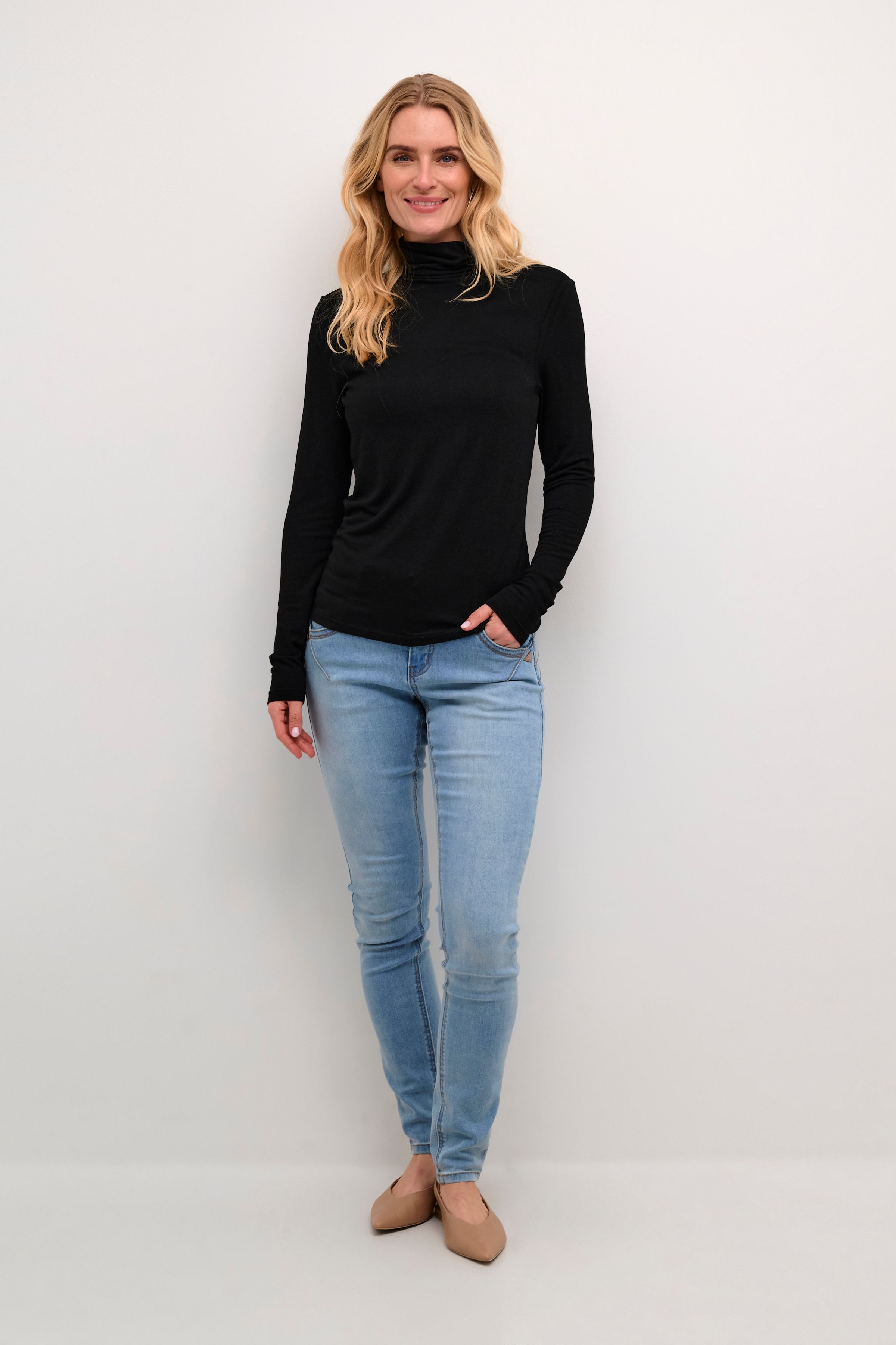 Stay cozy and chic with our Cream Amma Turtleneck. Made with soft, high-quality fabric, this turtleneck not only keeps you warm but also adds a touch of elegance to any outfit. Perfect for those chilly days when you want to make a statement (without sacrificing comfort!) Grab one now!